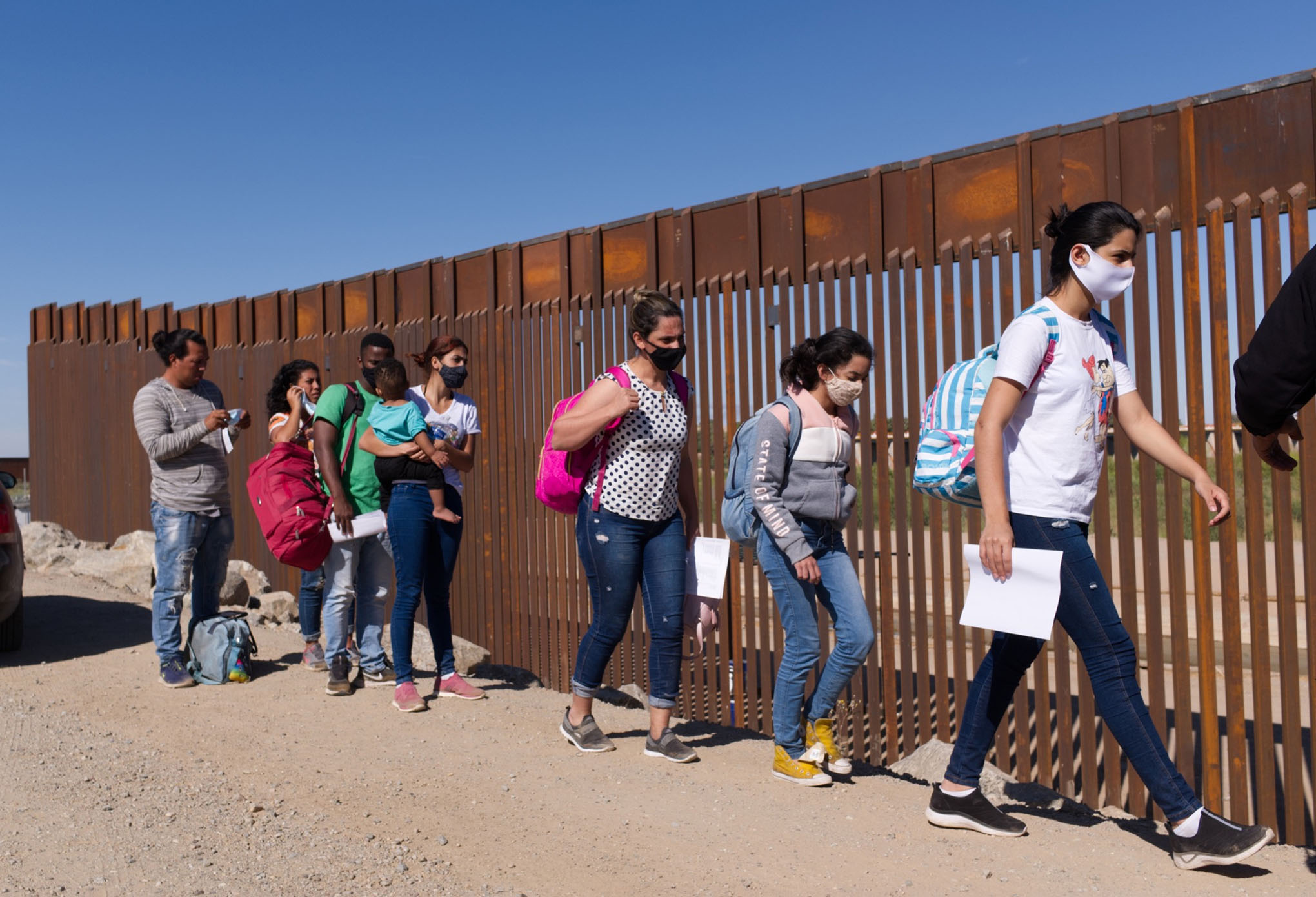 n esta foto del martes 8 de junio de 2021, un grupo de migrantes brasileños camina alrededor de una brecha en la frontera entre Estados Unidos y México en Yuma, Arizona, en busca de asilo en los Estados Unidos después de cruzar desde México. La administración Biden dice que ha identificado a más de 3.900 niños separados de sus padres en la frontera entre Estados Unidos y México bajo la política de "tolerancia cero" del expresidente Donald Trump sobre los cruces ilegales. Foto: AP / Eugene García.