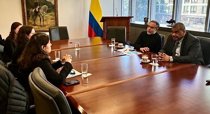 Armando Benedetti, durante su reunión con la Oficina en Washington para Asuntos Latinoamericanos (WOLA).