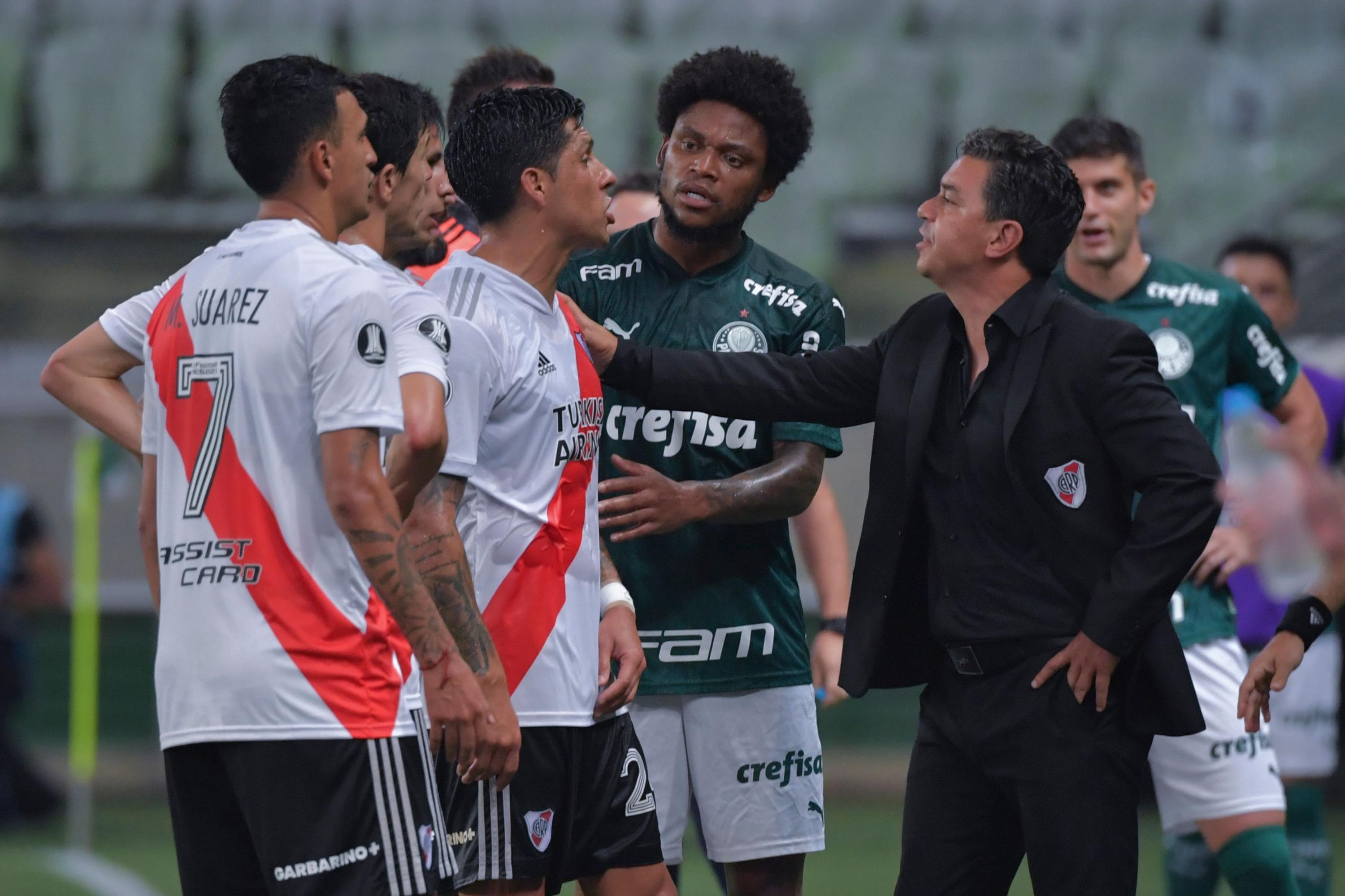 Ex-Palmeiras diz que árbitro 'tirou' Libertadores de 2000 do time: 'Se  existisse VAR naquela época, teria apitado três vezes o pênalti em mim' -  ESPN