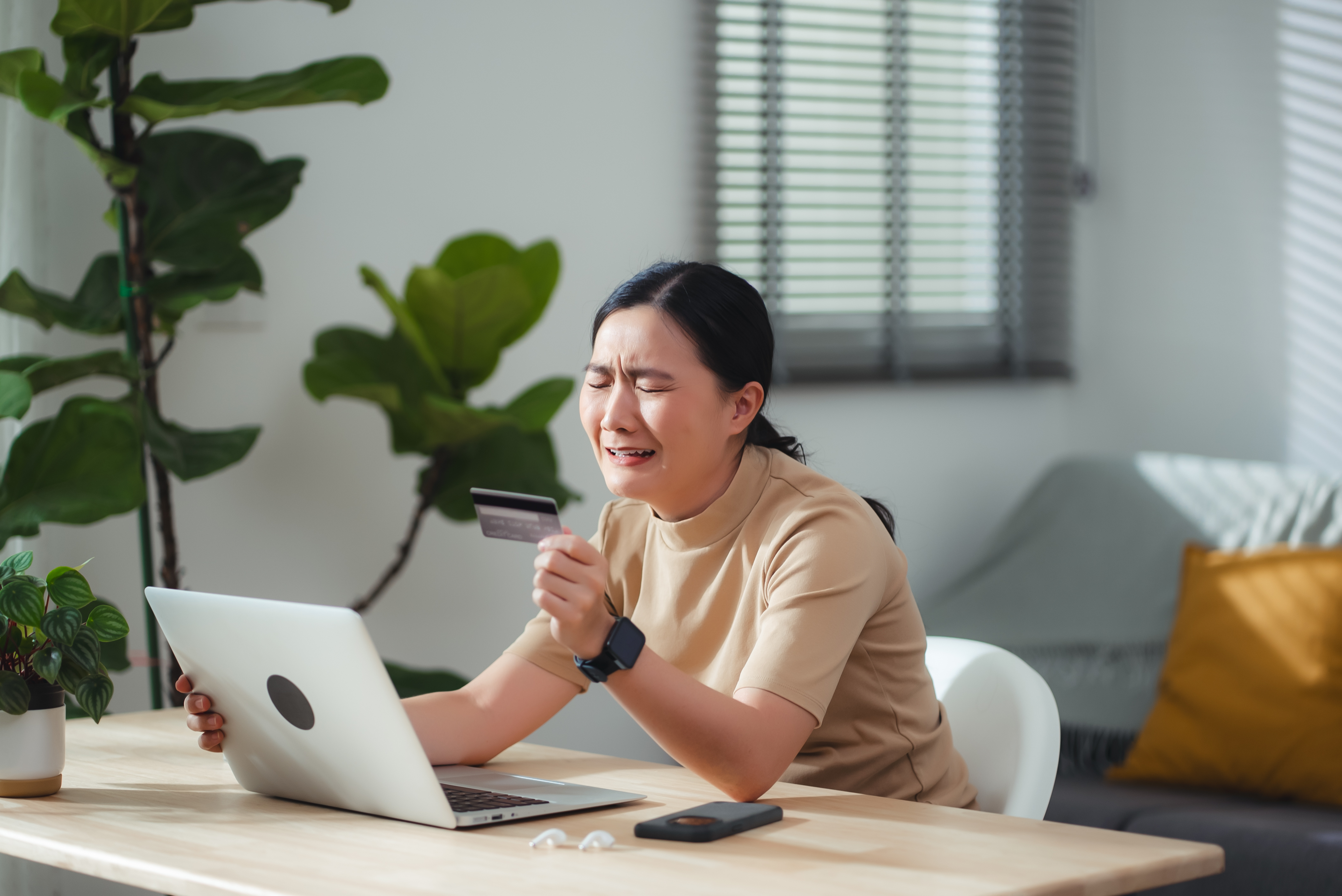 Algunos correos de phishing contienen enlaces o archivos adjuntos.