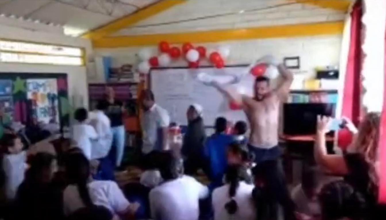 Profesor se desnudó y realizó bailes obscenos en frente de menores en un  colegio de Antioquia