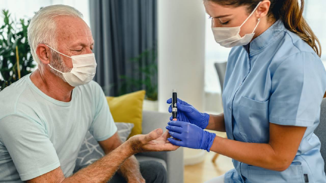 Pese a que se requieren más investigaciones, los CDC atribuyen los endulzantes artificiales como un causante de mayor azúcar en la sangre.