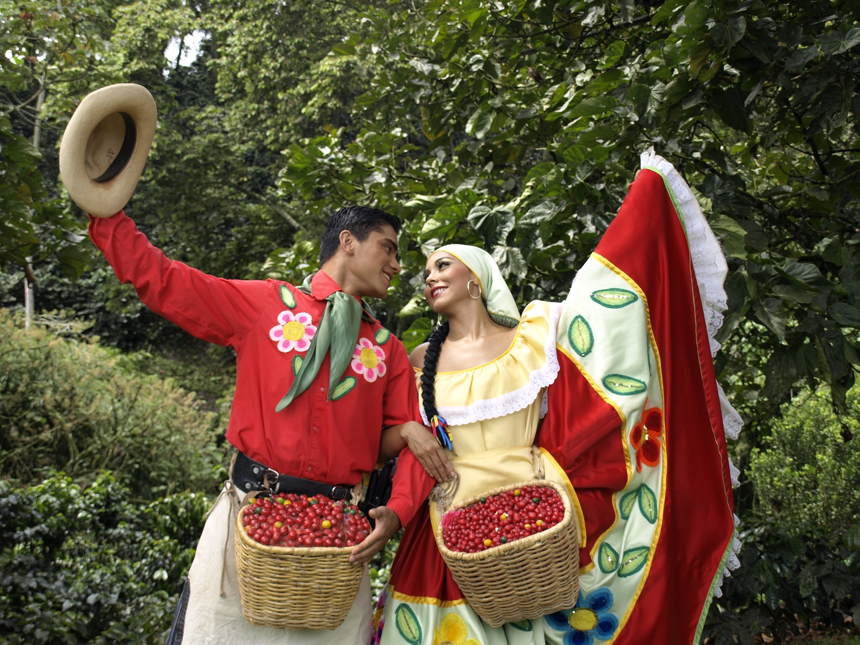 Jóvenes calarqueños portando el atuendo típico y tradicional de la región en el marco de las fiesta del café.