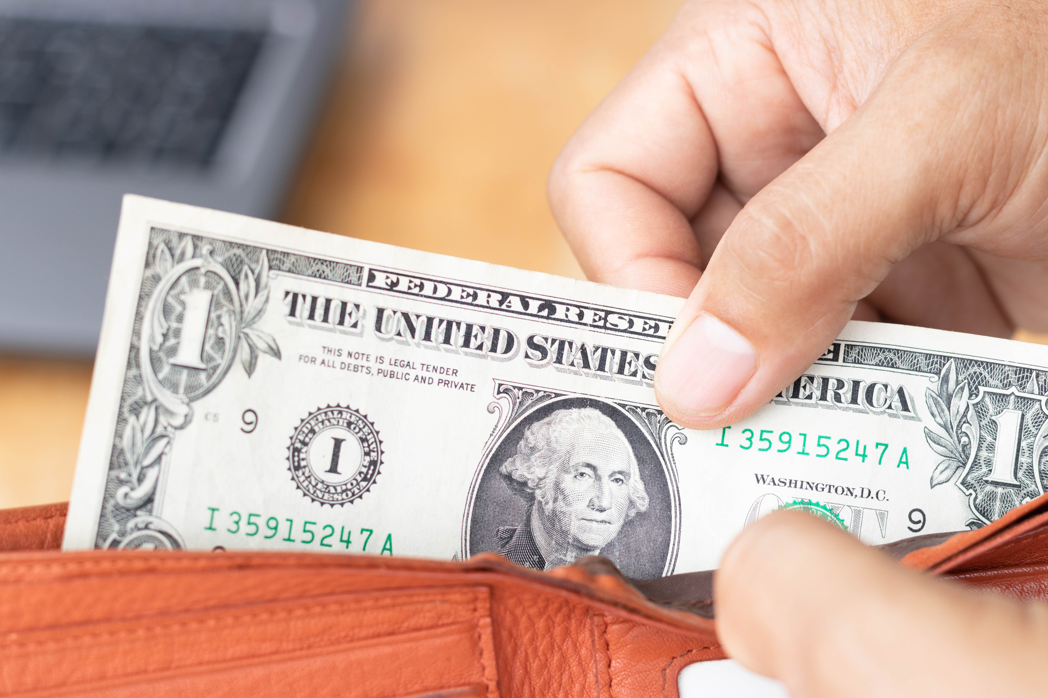 Hay personas que llevan estos billetes con la firme creencia de que les ayudarán con la prosperidad.