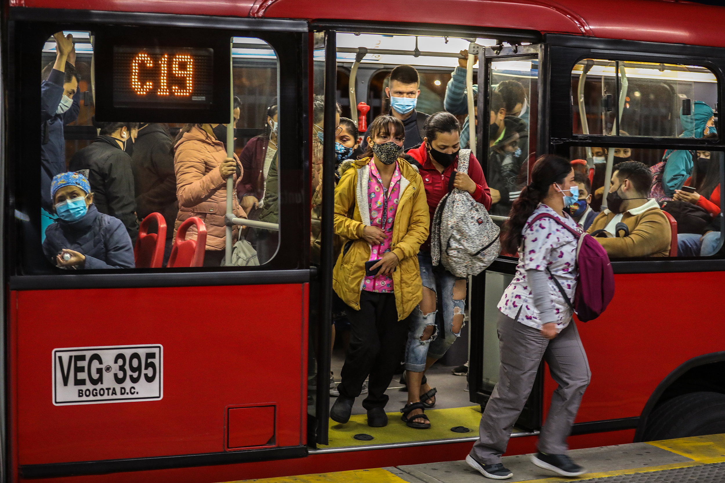 Transmilenio. Pasajeros. Tapabocas. Distanciamiento social. Bogotá en cuarentena. Covid 19.Bogotá Abril 12 de 2021.Foto: Juan Carlos Sierra-Revista Semana.