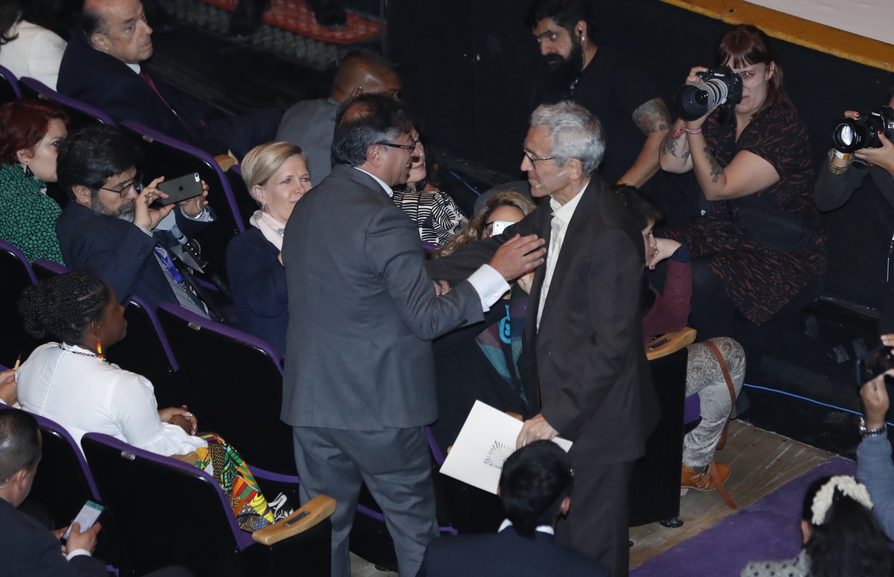 Evento de presentación del Informe Final de la Comisión de la Verdad, Padre con el Presidente Electo Gustavo Petro y Vicepresidenta Francia Marquez