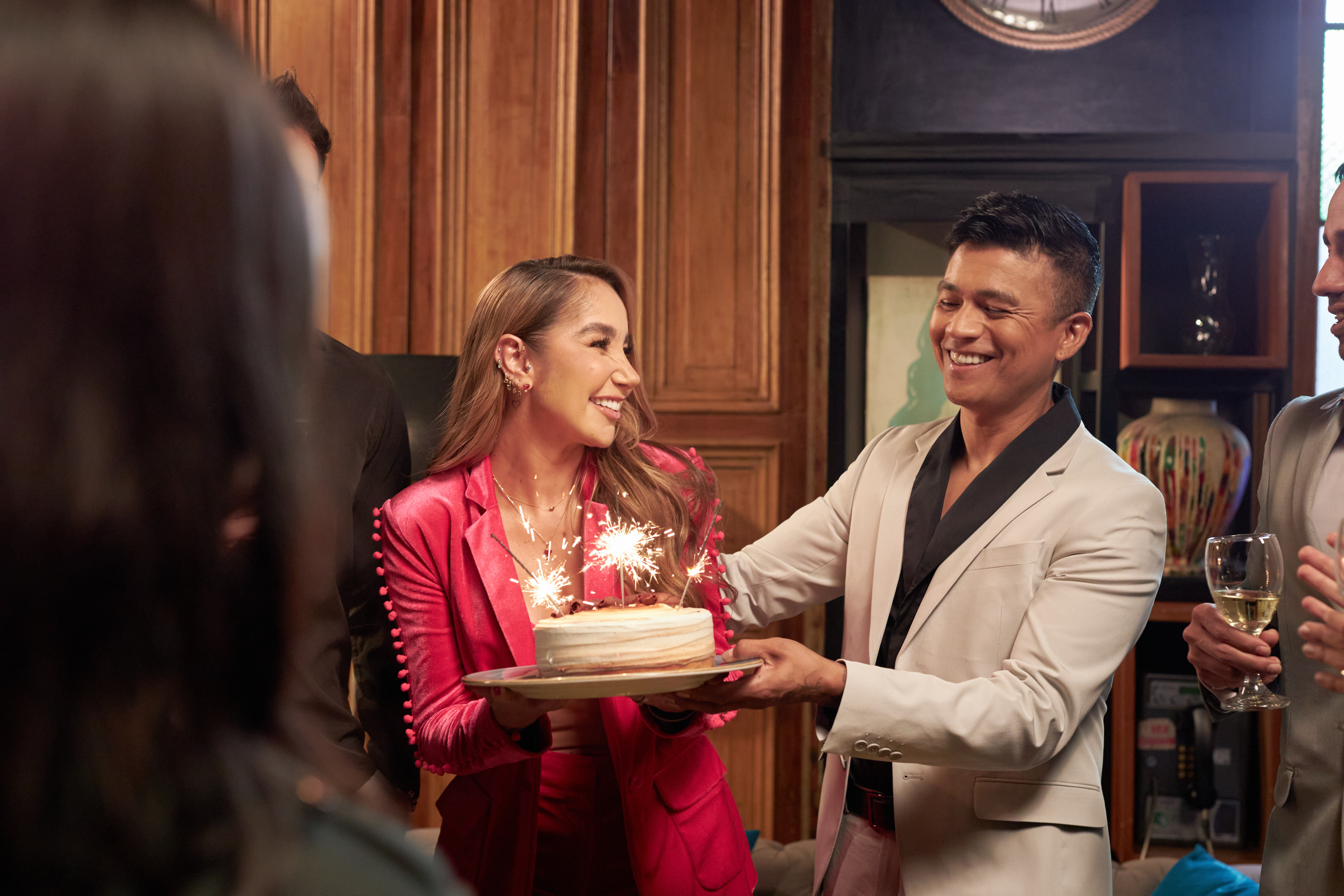 Paola Jara y el chileno  Américo lanzaron un sencillo que habla de un romance clandestino