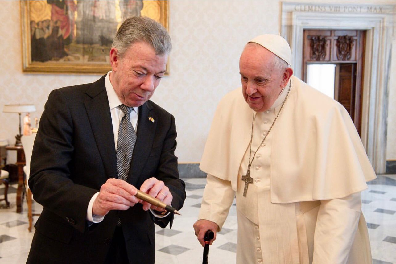 El expresidente colombiano le obsequió al papa Francisco el libro de Jesús Abad Colorado llamado 'El Testigo'.