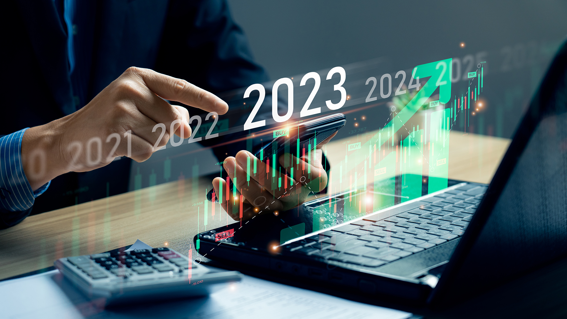 tendencias del mercado de valores para 2023, Empresario calculando datos financieros para inversiones a largo plazo. Empresario analítico que planifica el crecimiento empresarial en 2023 con un gráfico de flecha de crecimiento económico futuro. estrategia