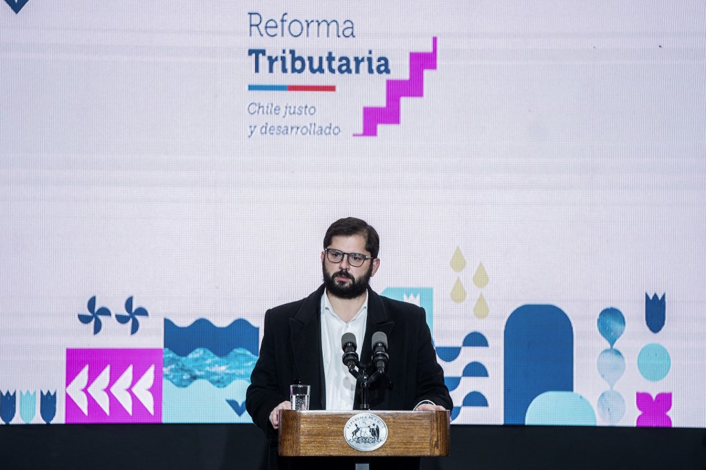 El presidente de Chile, Gabriel Boric, hablando durante la ceremonia de presentación de la reforma fiscal en el Palacio Presidencial de La Moneda en Santiago el 1 de julio de 2022. (Foto de Ximena NAVARRO / PRESIDENCIA DE CHILE / AFP)
