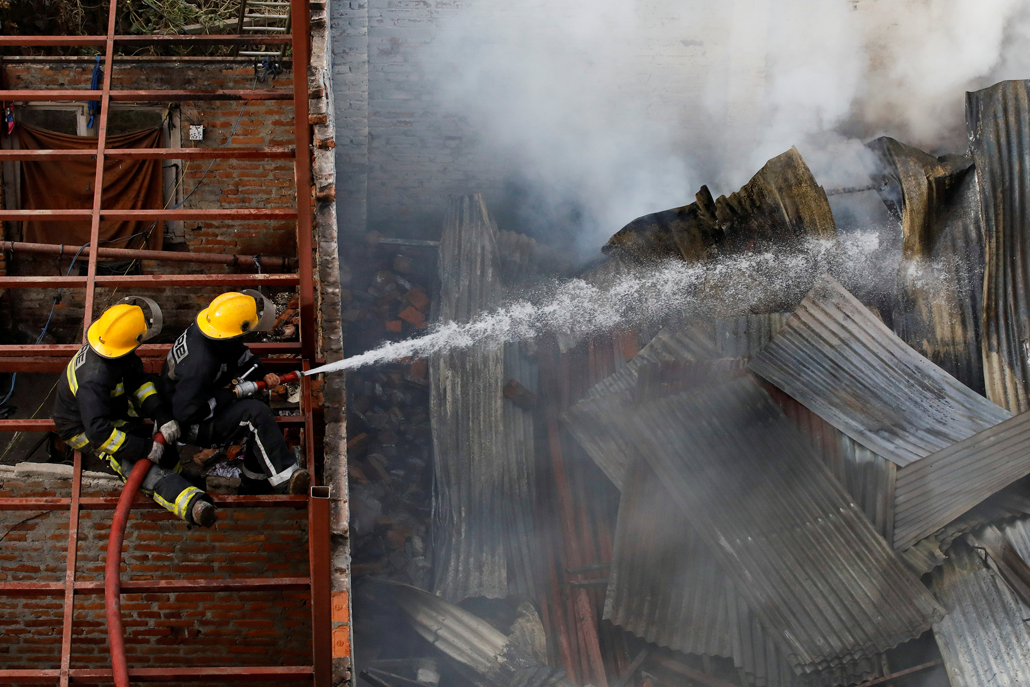 Los bomberos trabajan para apagar un incendio en un almacén donde se almacenaban mantas en Katmandú, Nepal, el 3 de diciembre de 2021. Foto REUTERS / Navesh Chitrakar 