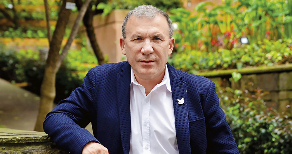  Roy Barreras carga entre pecho y espalda un pasado político camaleónico que lo llevó a nadar en las aguas del uribismo, posteriormente abrazó al santismo y ahora llegó al petrismo.  