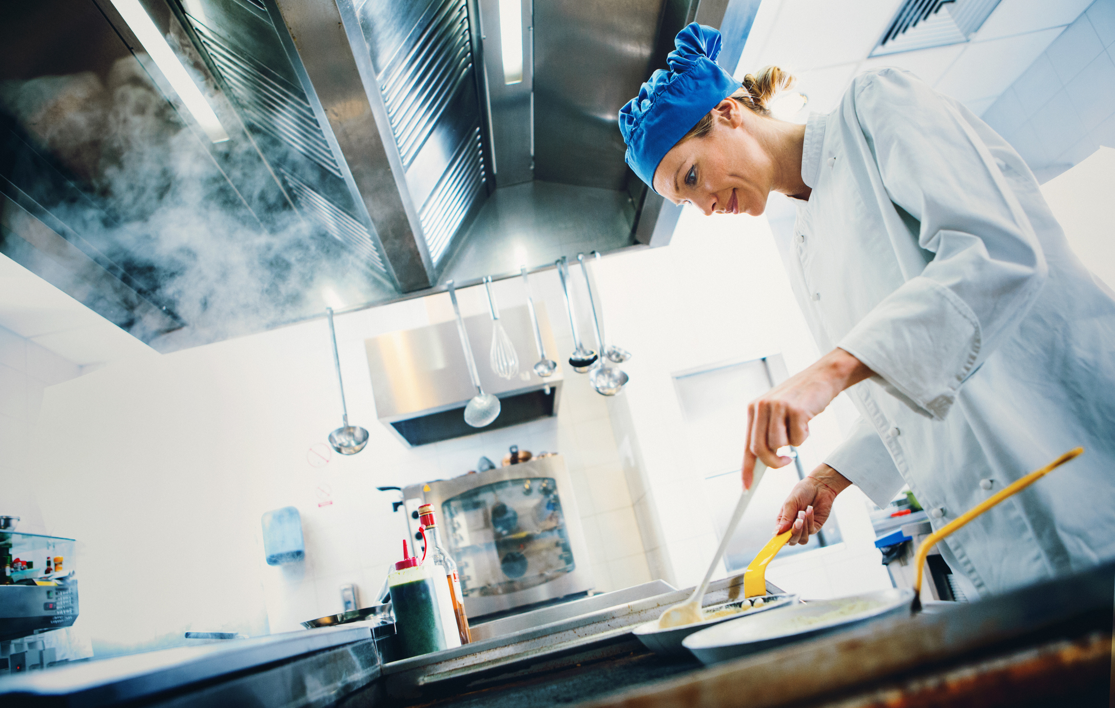 Las ollas tapadas sonservan mejor los ingredientes al cocinar los alimentos.