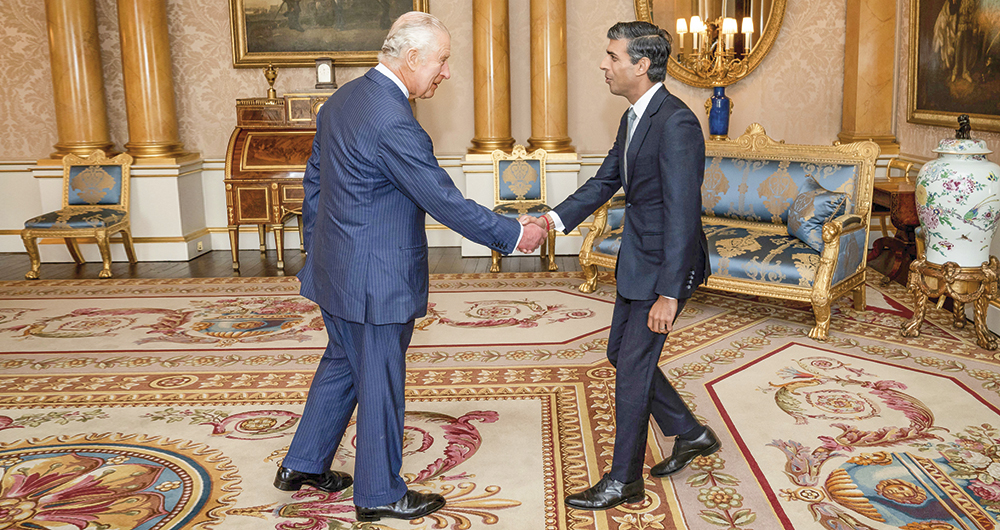 Rishi Sunak, en audiencia con el rey Carlos III. La esposa de Sunak es hija de uno de los billonarios más importantes de la India, dueño de Infosys. Lo llaman el Bill Gates de ese país. 