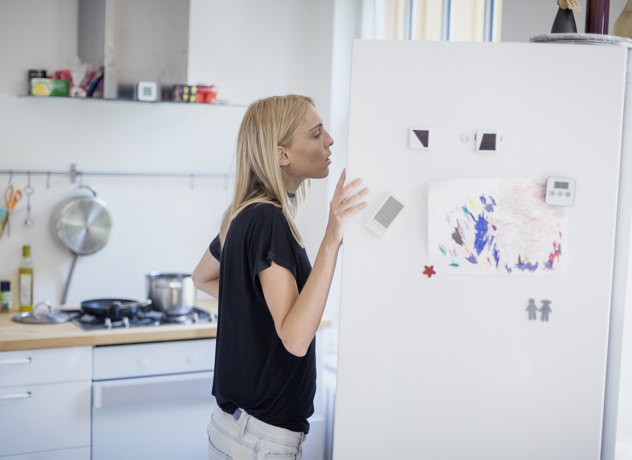 Según el feng shui, las fotos de personas fallecidas colocadas sobre la nevera pueden generar una energía pesada y melancólica en el hogar.