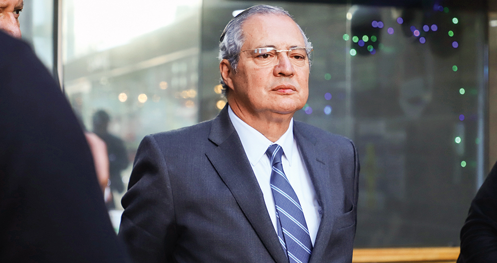  Los chats y registros de llamadas eliminados son justamente los que tienen que ver con la entrega de 3.000 millones de pesos al senador Iván Name. 