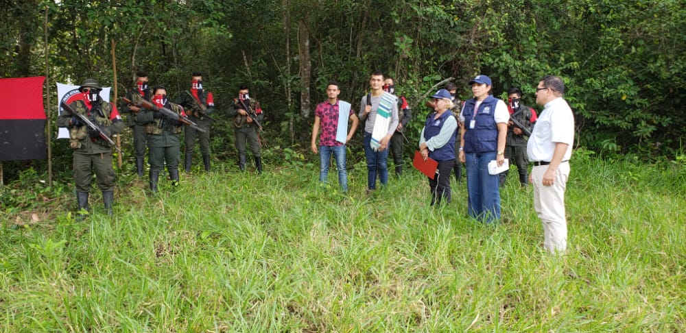 Integrantes del ELN entregaron los soldados a funcionarios de la Defensoría del Pueblo y de la Cruz Roja Internacional.