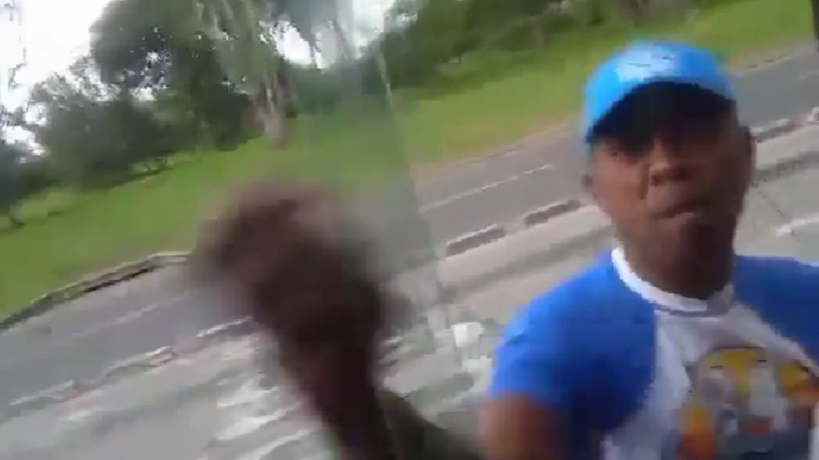 El conductor del taxi le lanzó un manotazo al vidrio del MIO.