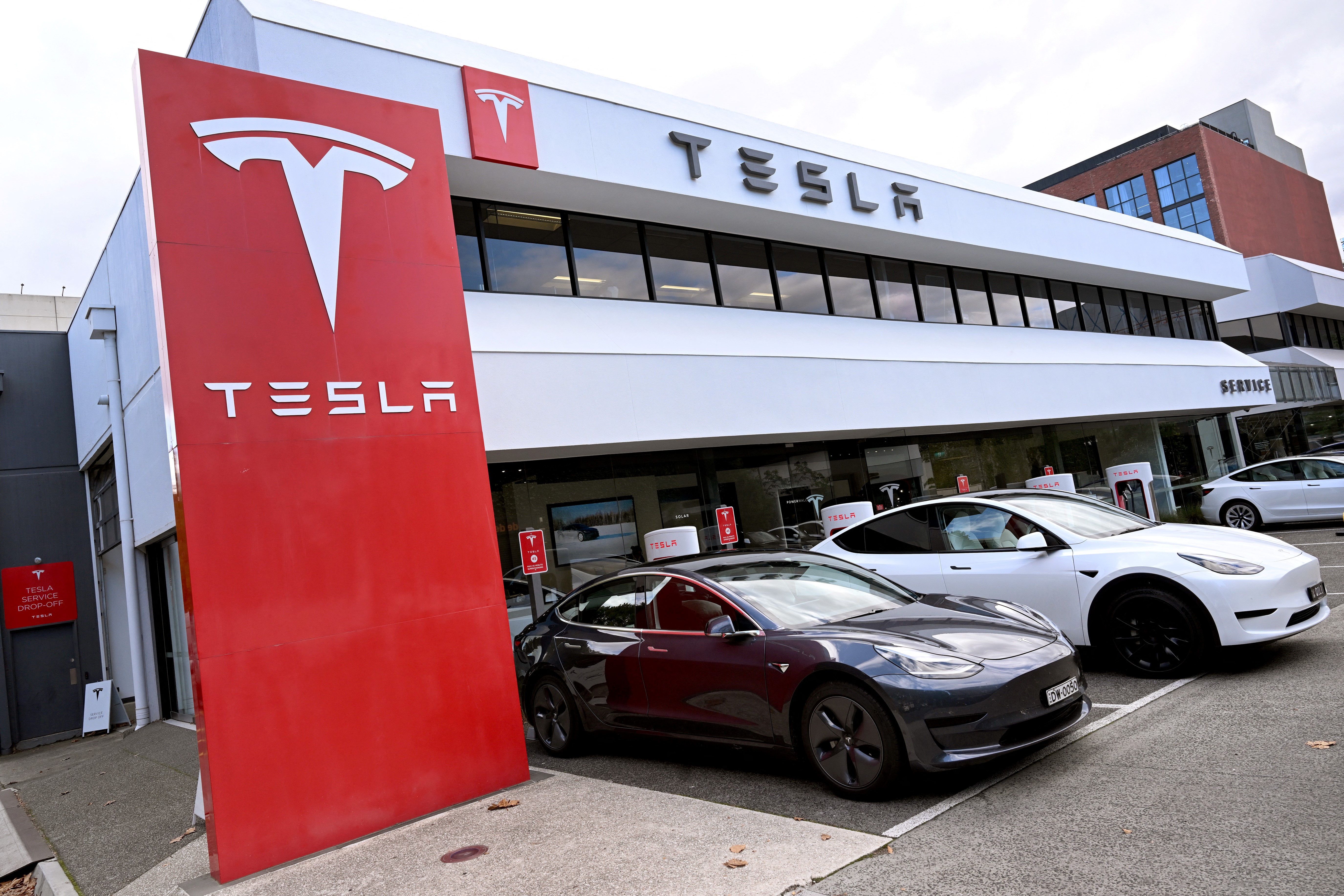 Tesla es una empresa estadounidense que diseña, fabrica y vende automóviles eléctricos. Foto: Agencia AFP / El País