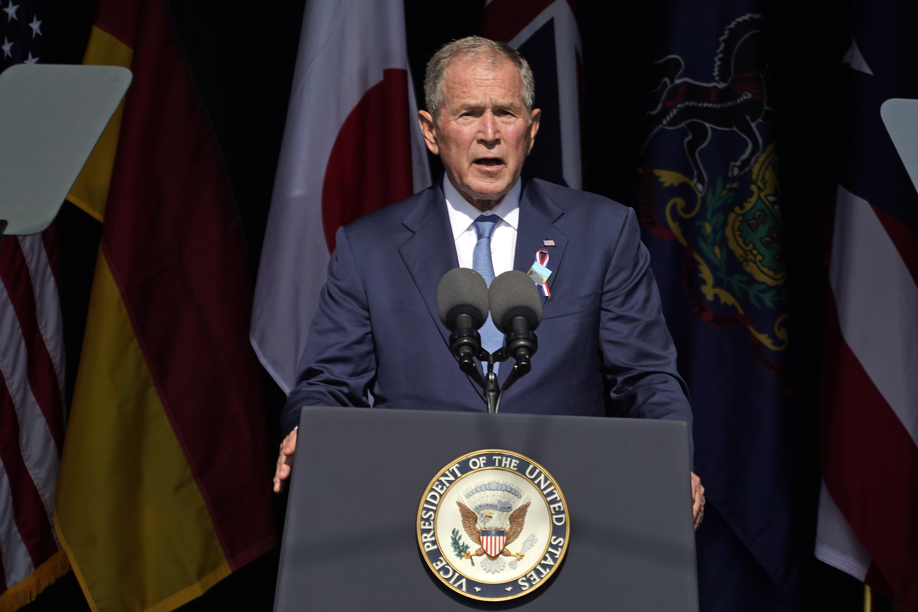 El expresidente George W. Bush habla en el Monumento Nacional del Vuelo 93 en Shanksville, Pensilvania, el sábado. 11 de septiembre de 2021, en el vigésimo aniversario de la 11, ataques de 2001. (AP Photo/Gene J. Puskar)