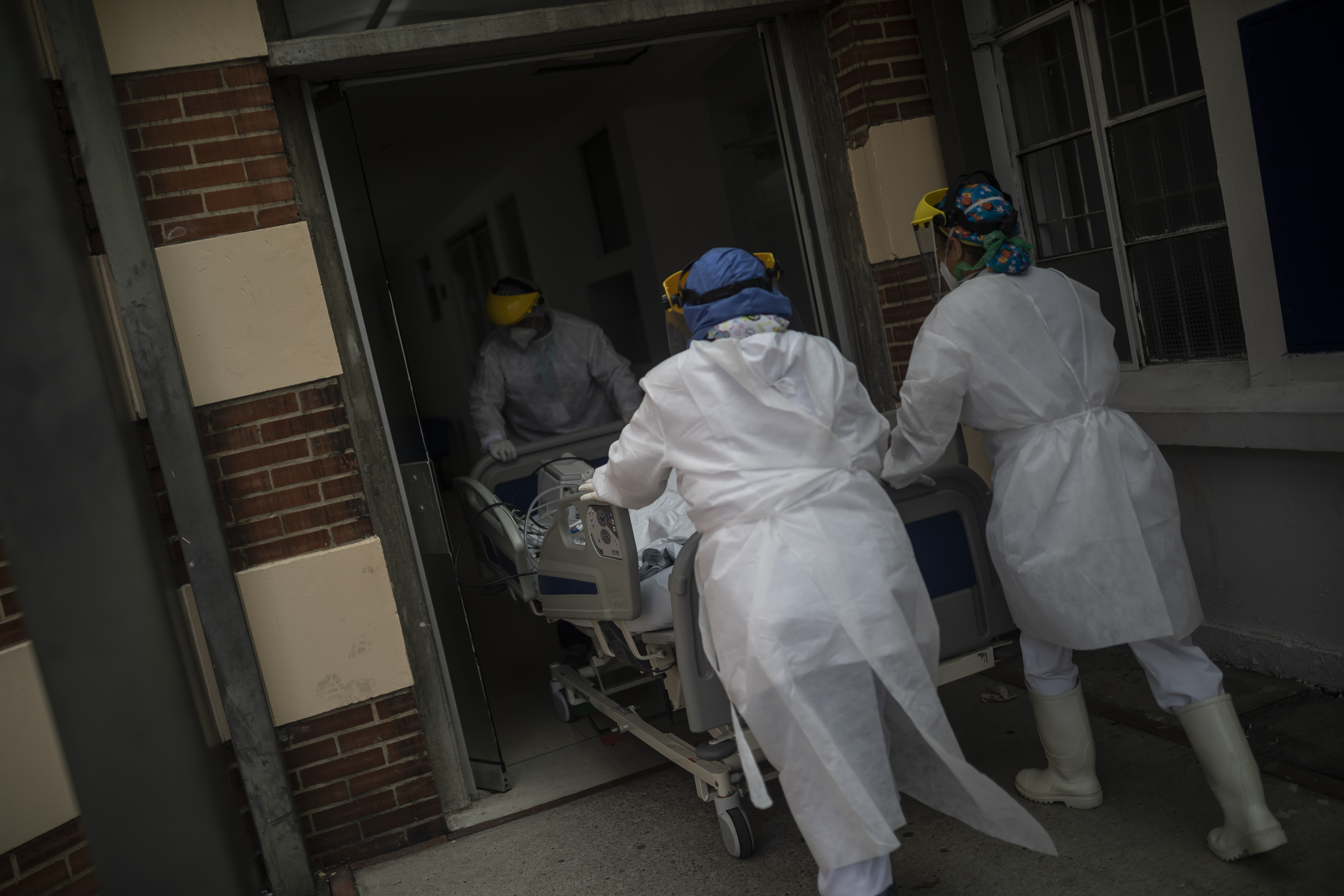 UCI HOSPITAL SANTA CLARAPACIENTES CON COVID-19 SON ATENDIDOS EN LA SALA DE CUIDADOS INTENSIVOS DEL HOSPITAL SANTA CLARA EN LA CIUDAD DE BOGOTACOVID 19 CORONAVIRUS10 DE JULIO 2020FOTO: ESTEBAN VEGA LA-ROTTAREVISTA SEMANA