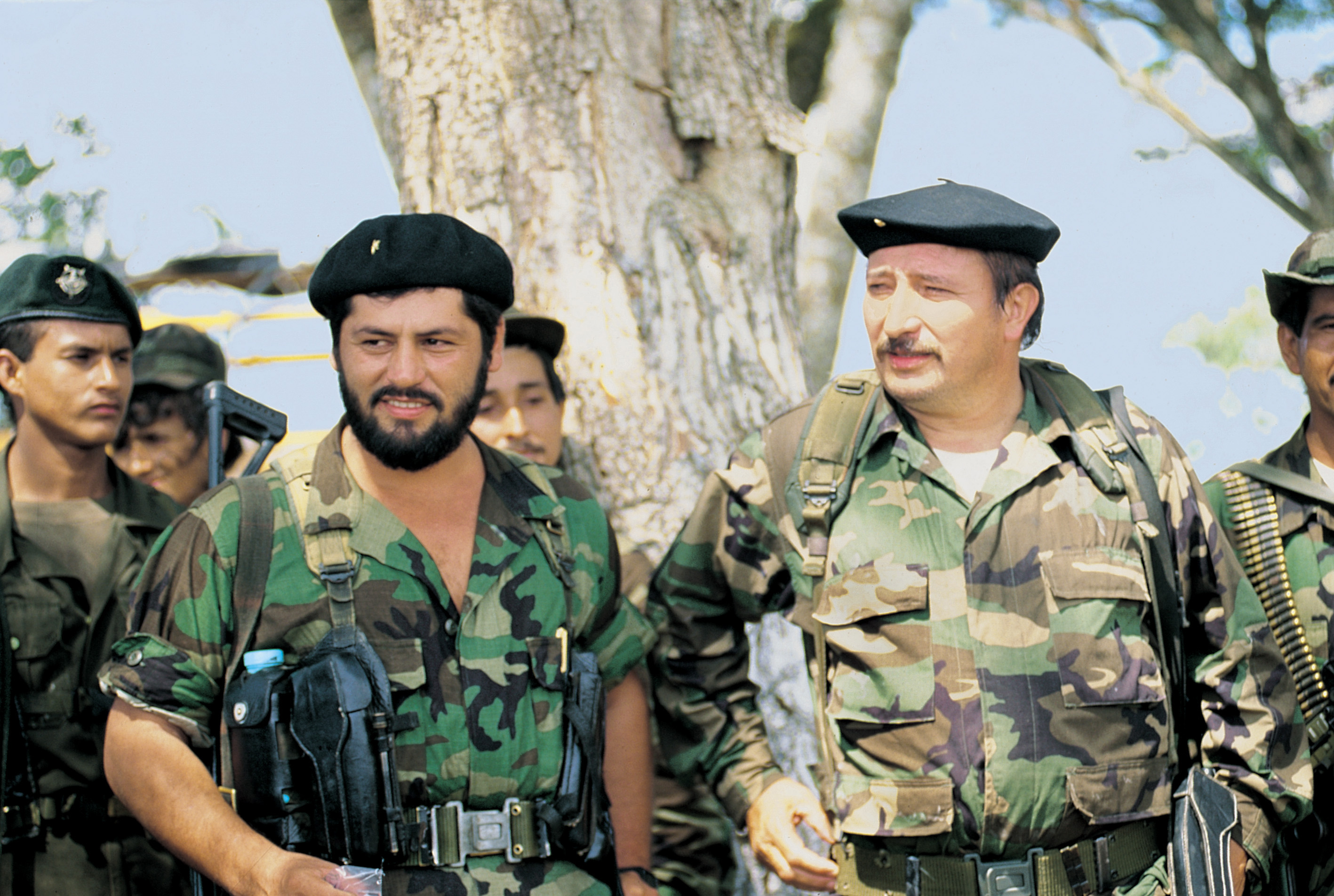 Jorge Briceño con Romaña. Guerrilleros de las Farc. Foto:León Dario Peláez.  Ene 99