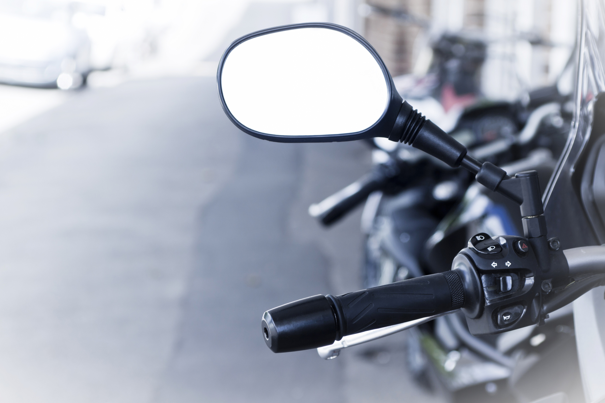 Cómo colocar y ajustar los espejos de la moto?