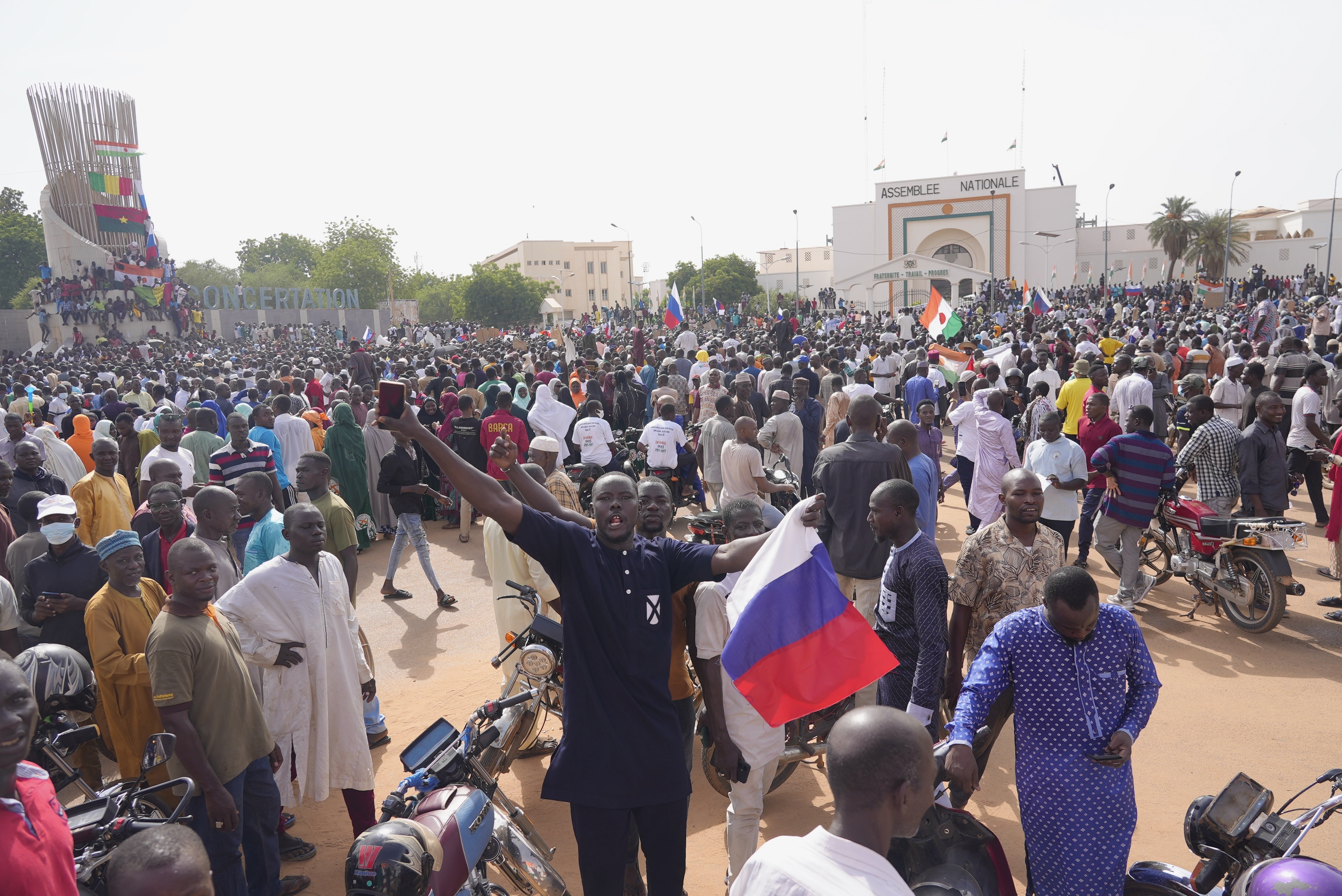 Los nigerianos, algunos con banderas rusas, participan en una marcha convocada por los partidarios del líder golpista, el general Abdourahmane Tchiani, en Niamey, Níger, el domingo 30 de julio de 2023. Días después de que soldados amotinados derrocaran al presidente elegido democráticamente de Níger, aumenta la incertidumbre sobre la situación del país.