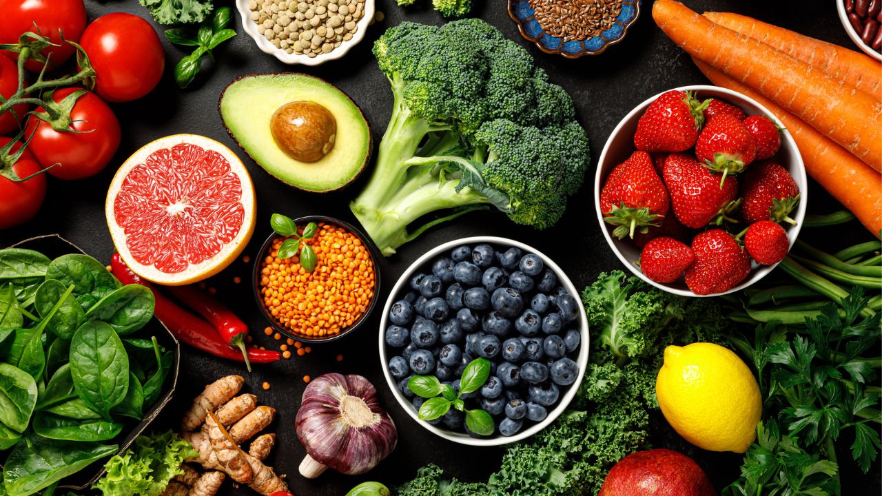 Las frutas y las verduras son esenciales para una alimentación balanceada.