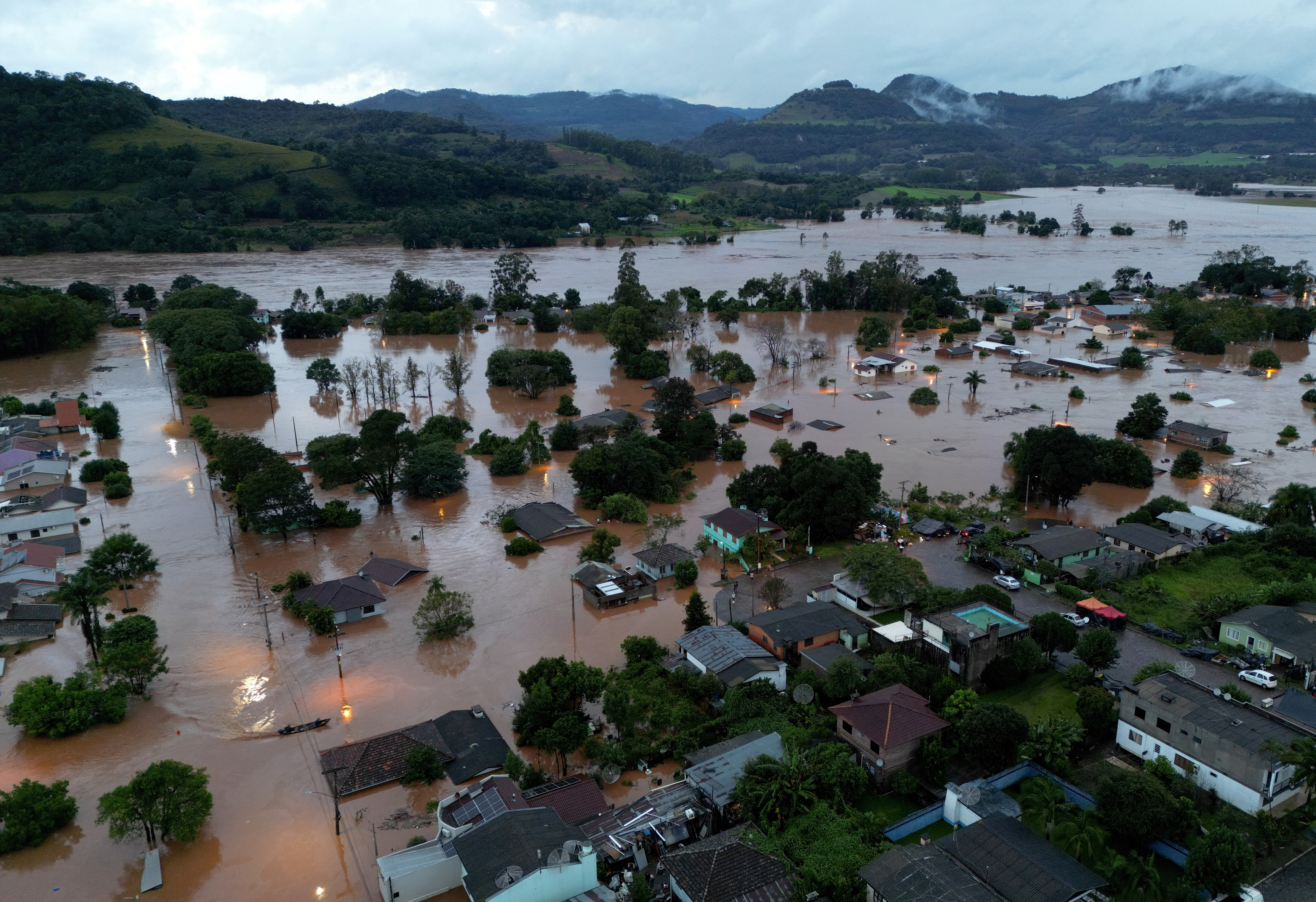 Una vista de drones del área inundada junto al río Taquari durante las fuertes lluvias en la ciudad de Encantado en Rio Grande do Sul, Brasil, 1 de mayo de 2024.
