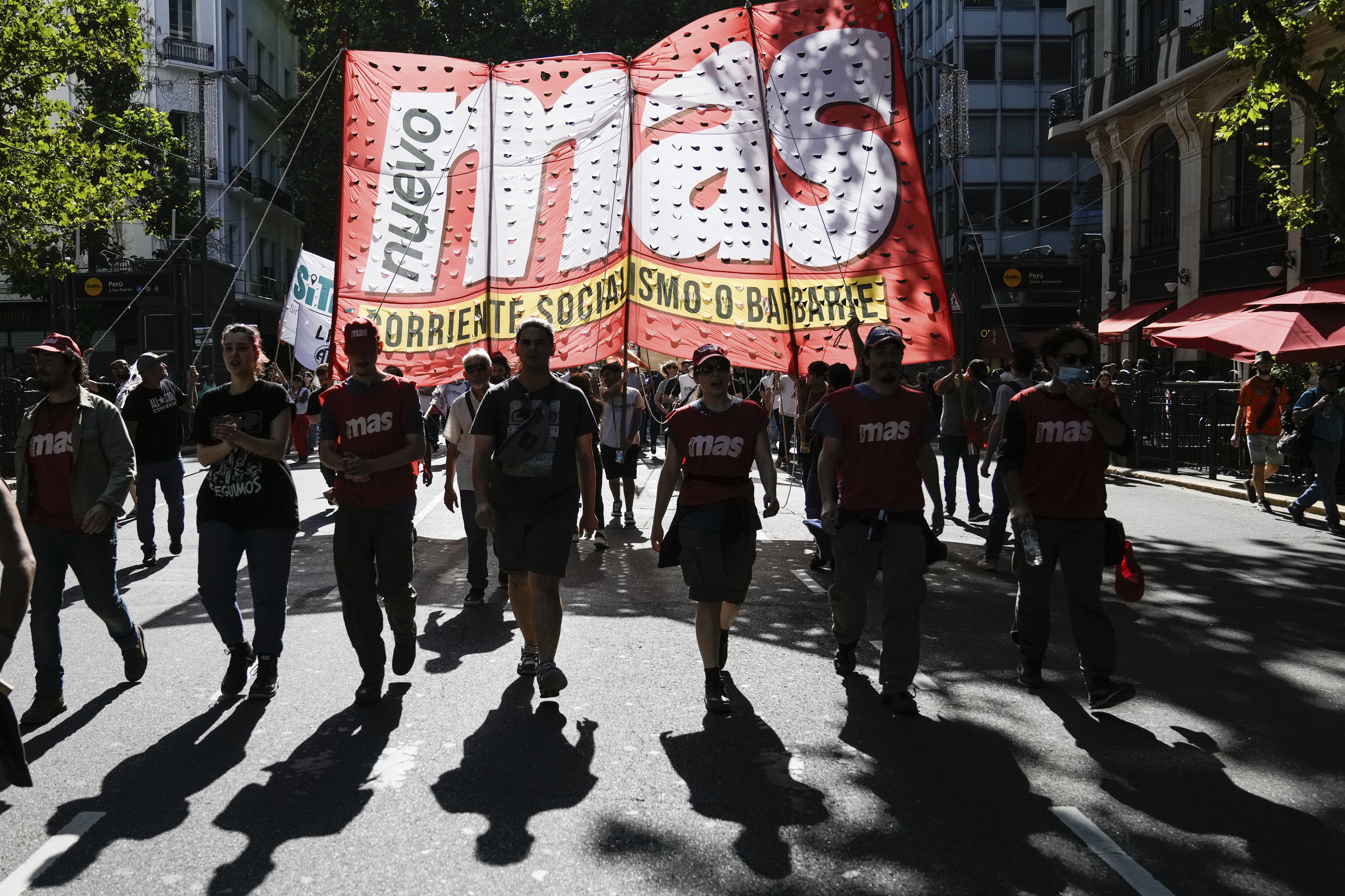 Manifestantes marchan contra las medidas de ajuste económico en Buenos Aires, Argentina, el miércoles 20 de diciembre de 2023. Días después de asumir el cargo, el presidente de Argentina, Javier Milei, anunció un drástico plan de reducción del gasto y de ajustes que fue rechazado por organizaciones sociales y sindicales. Además, advirtió que se castigarán los cortes de vías en las manifestaciones. (AP Foto/Rodrigo Abd)