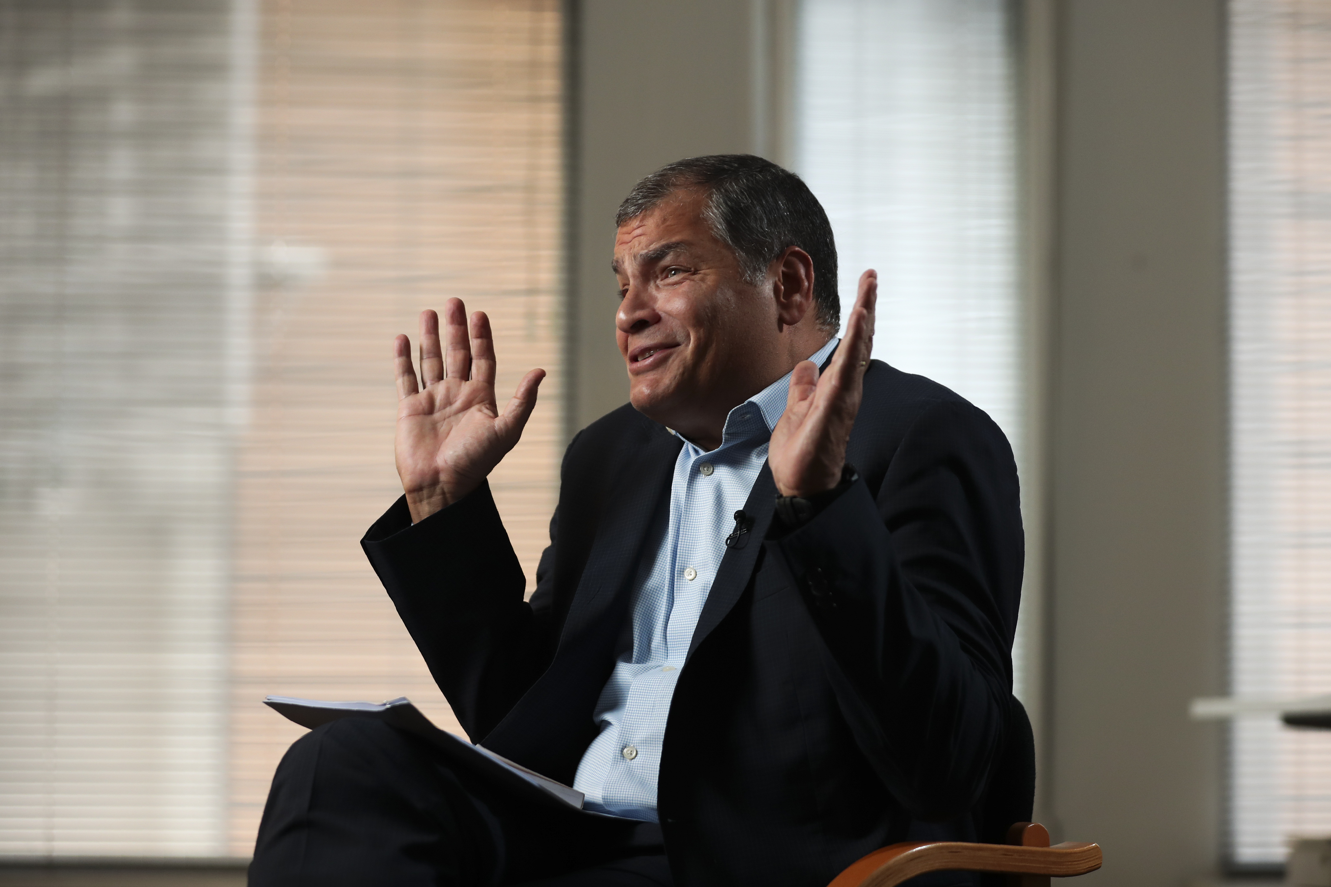 Archivo: El expresidente de Ecuador, Rafael Correa, hace gestos durante una entrevista con Associated Press en Bruselas, el jueves 10 de octubre de 2019. Correa descarta como "tonterías" las acusaciones de que está conspirando con el presidente de Venezuela, Nicolás Maduro, para desestabilizar al actual gobierno de Ecuador en medio de violentos disturbios. por alzas de precios de los combustibles. (Foto AP / Francisco Seco)