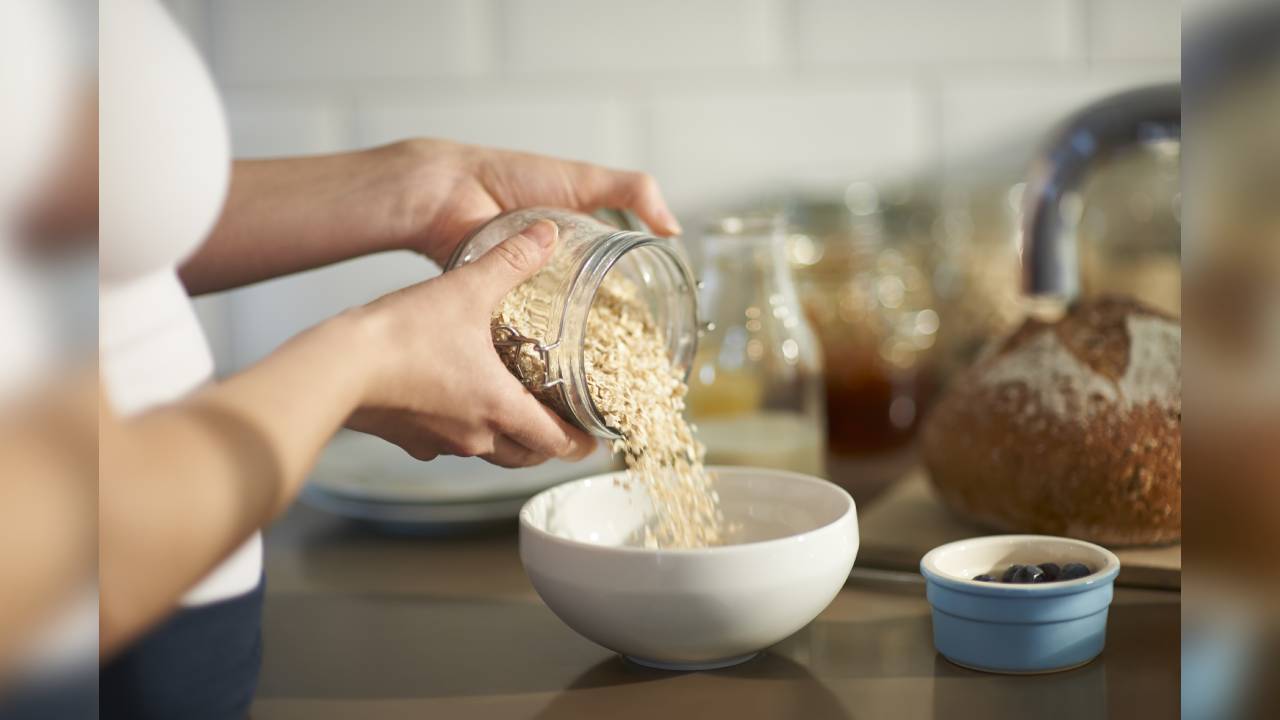 La avena es un alimento rico en minerales como el fósforo, magnesio, hierro, zinc y vitaminas del tipo B. Foto: Getty images.