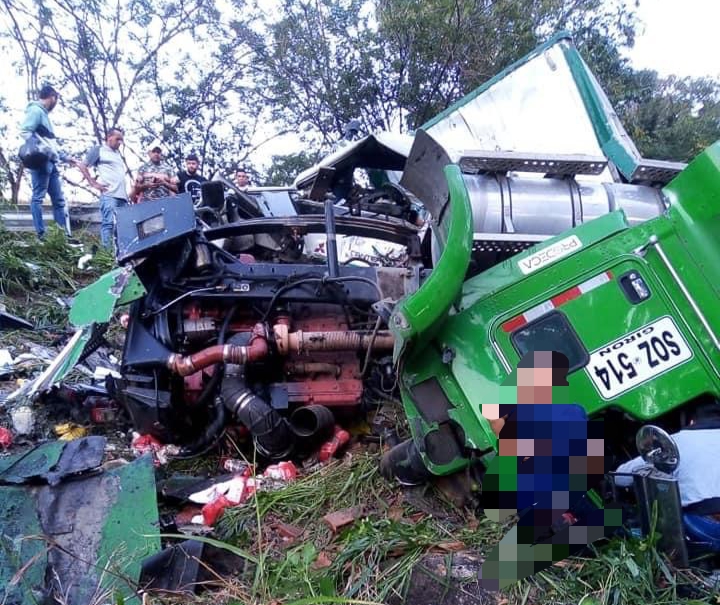 El conductor de la tractomula se encuentra gravemente herido.