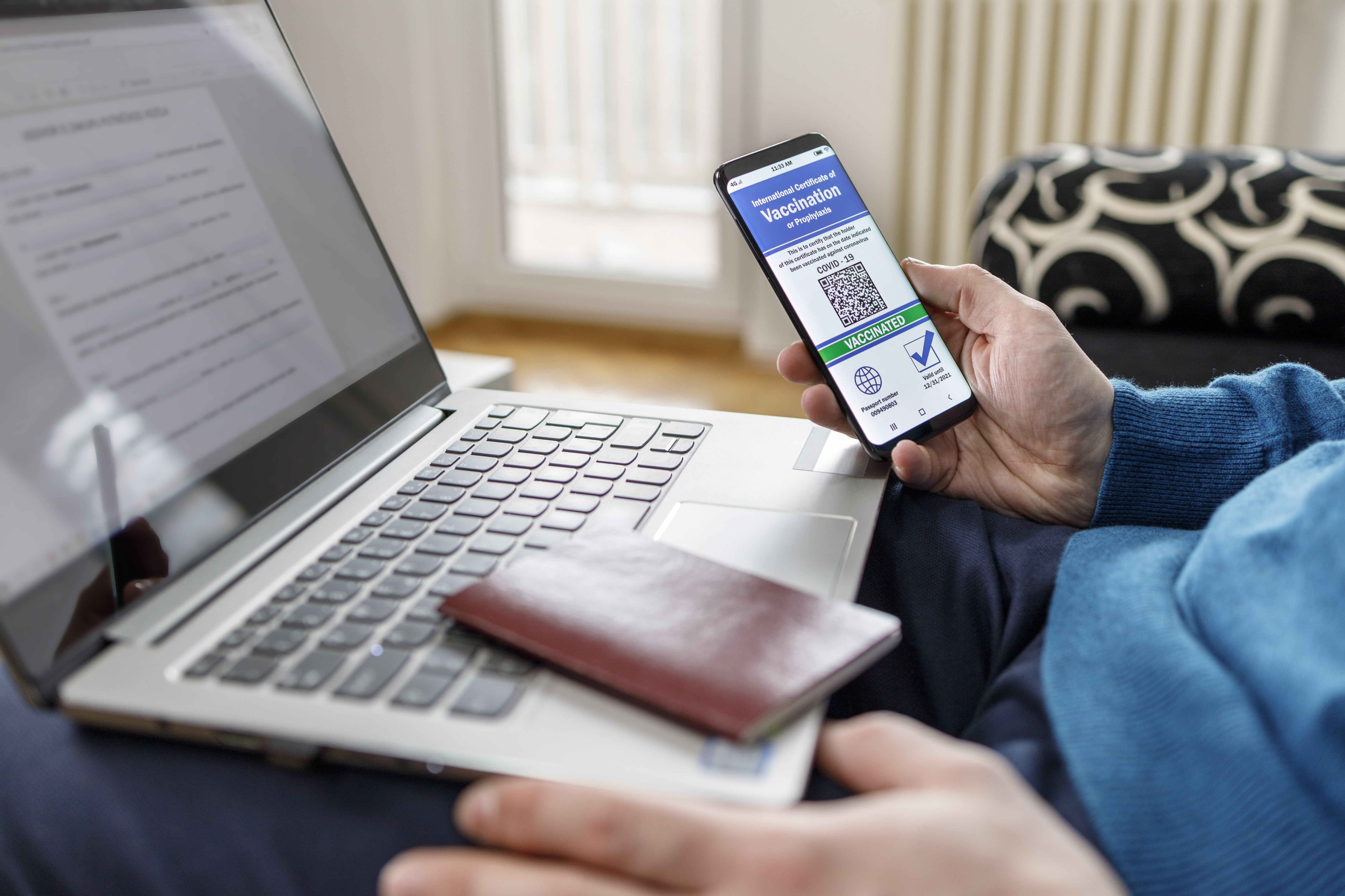 Hombre se verifica al iniciar sesión en una página de internet.