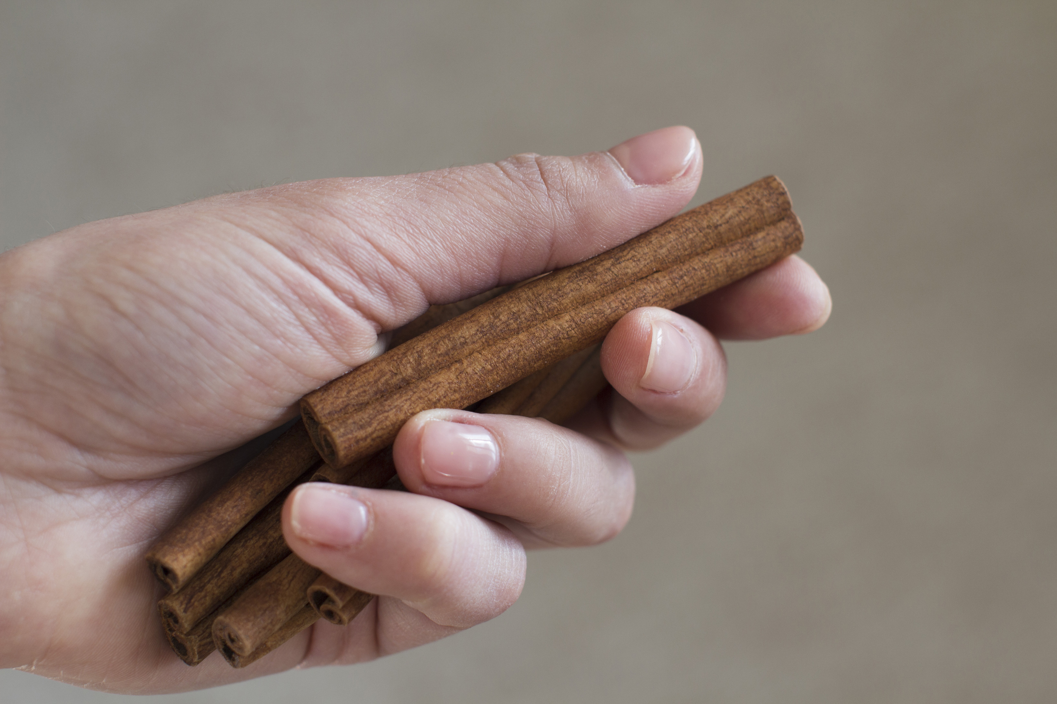 Explore la conexión entre el Feng Shui y el uso de la canela para promover un sueño más profundo y restaurador.