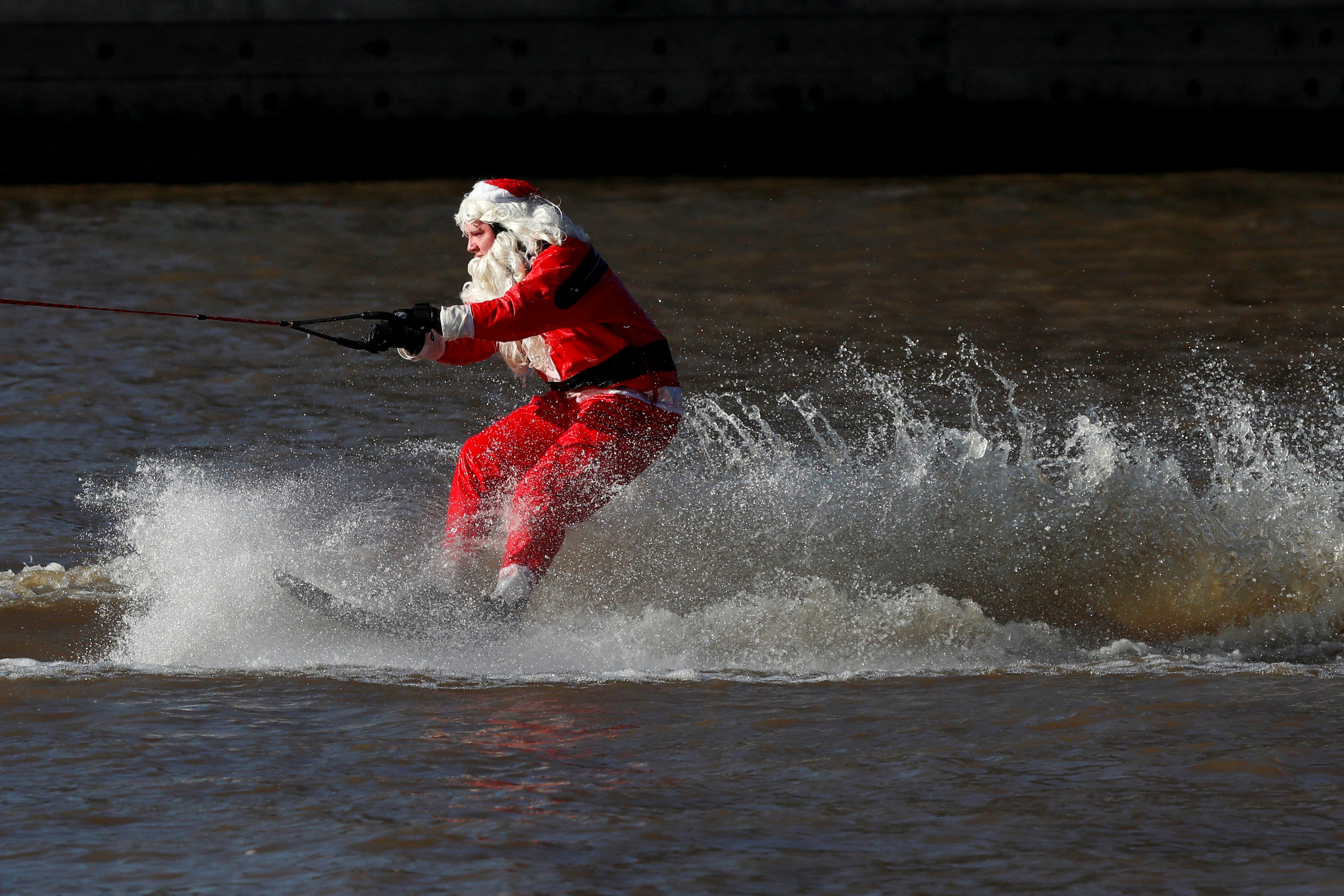 Ross Cipriotti vestido de Papá Noel esquía en el agua durante la presentación anual de Waterskiing Santa en el río Potomac en Alexandria, Virginia, Estados Unidos, 24 de diciembre de 2022. REUTERS/Amanda Andrade-Rhoades