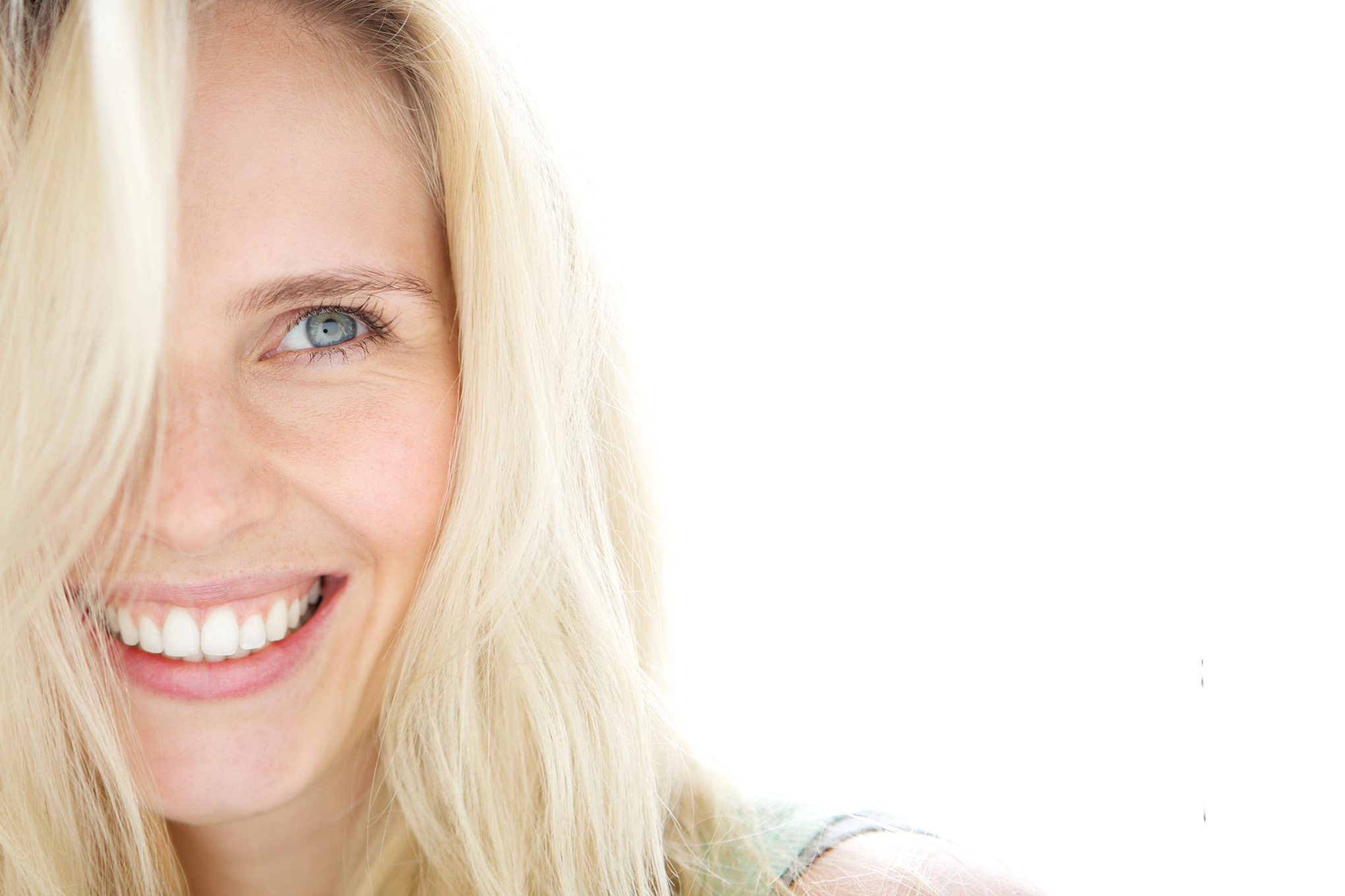 Retrato de una mujer rubia sonriente de cerca