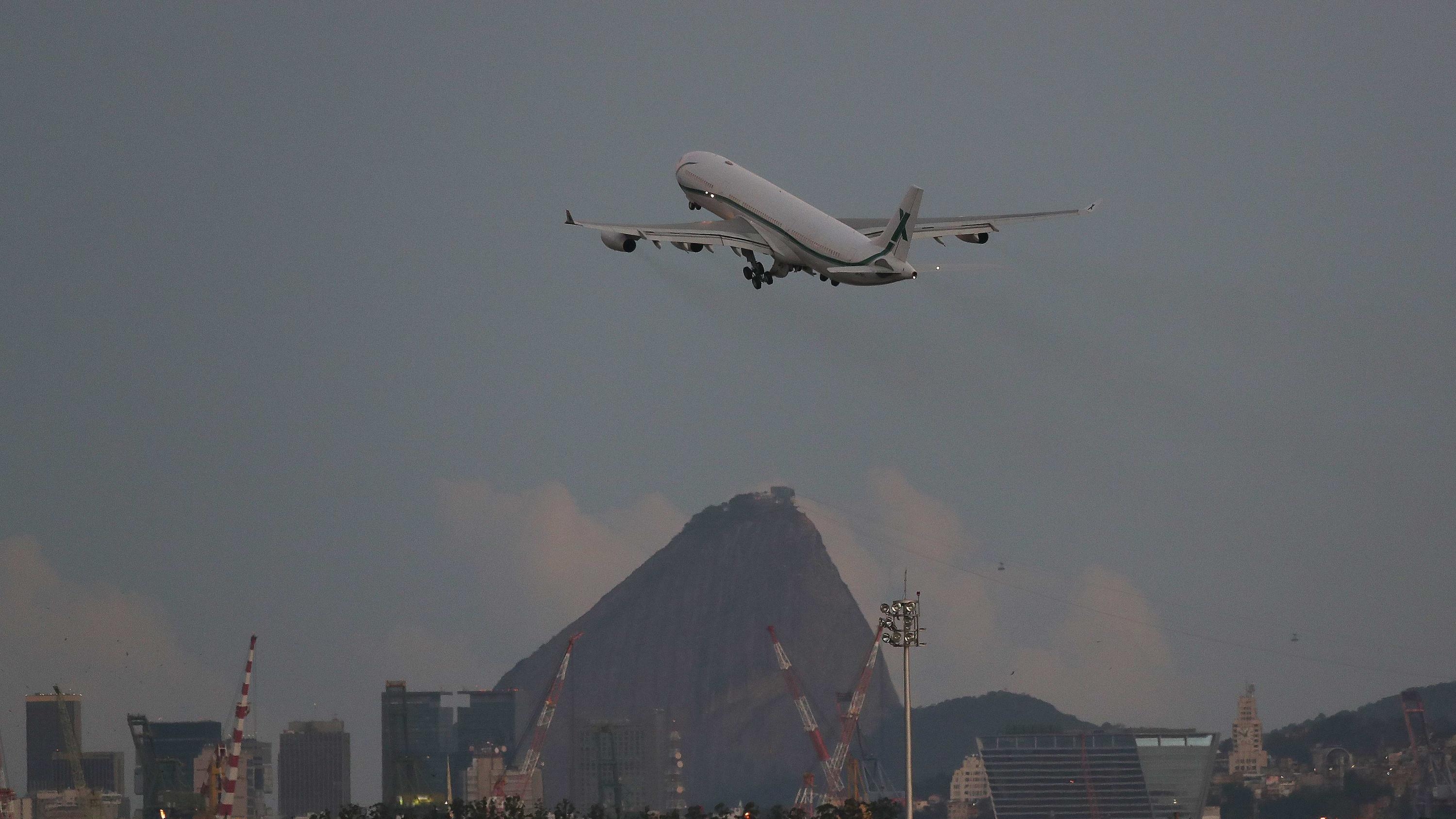 El avión llegó a su lugar de destino y los lesionados fueron atendidos en el aeropuerto.