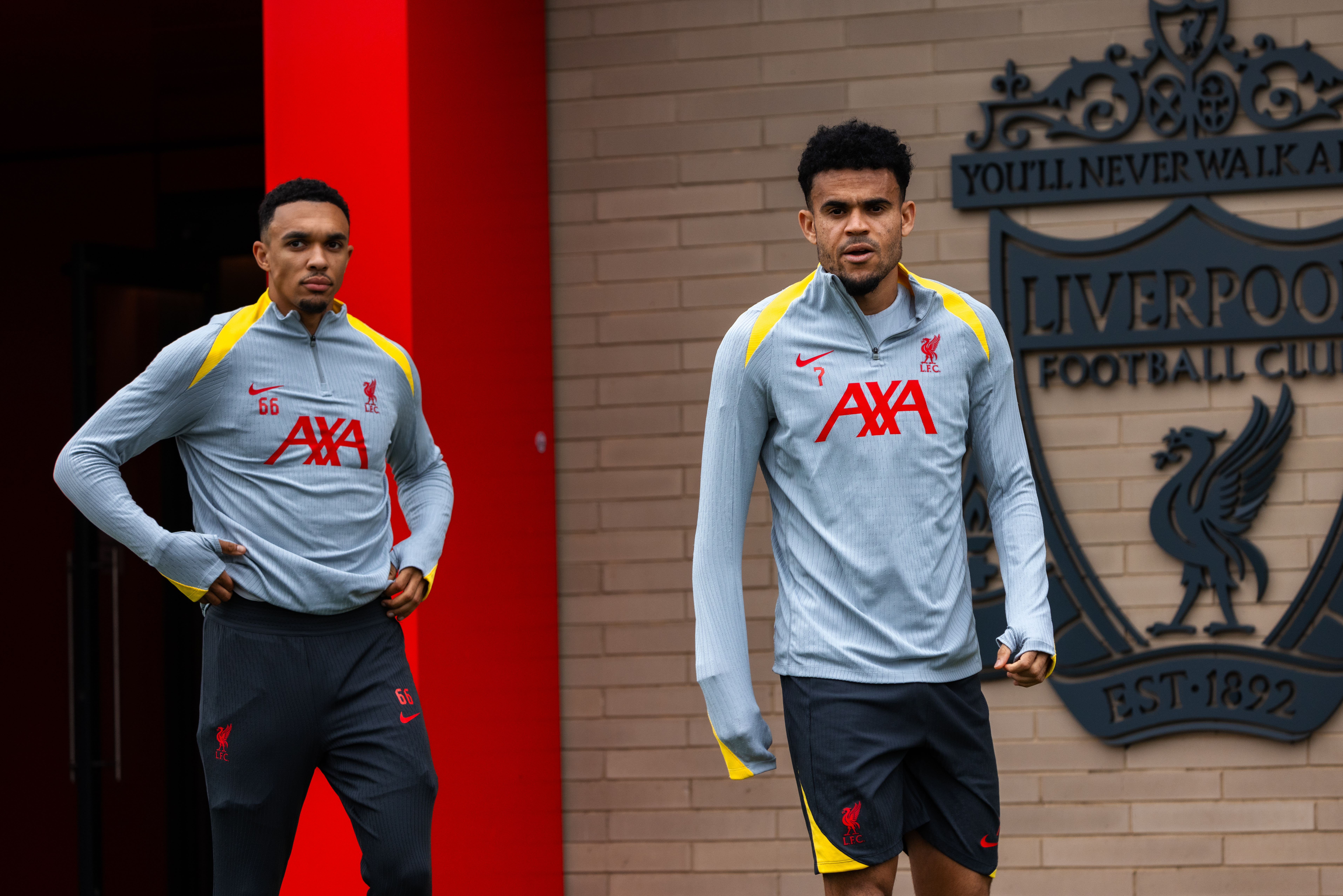 Luis Díaz junto a Alexander-Arnold en un entrenamiento de Liverpool