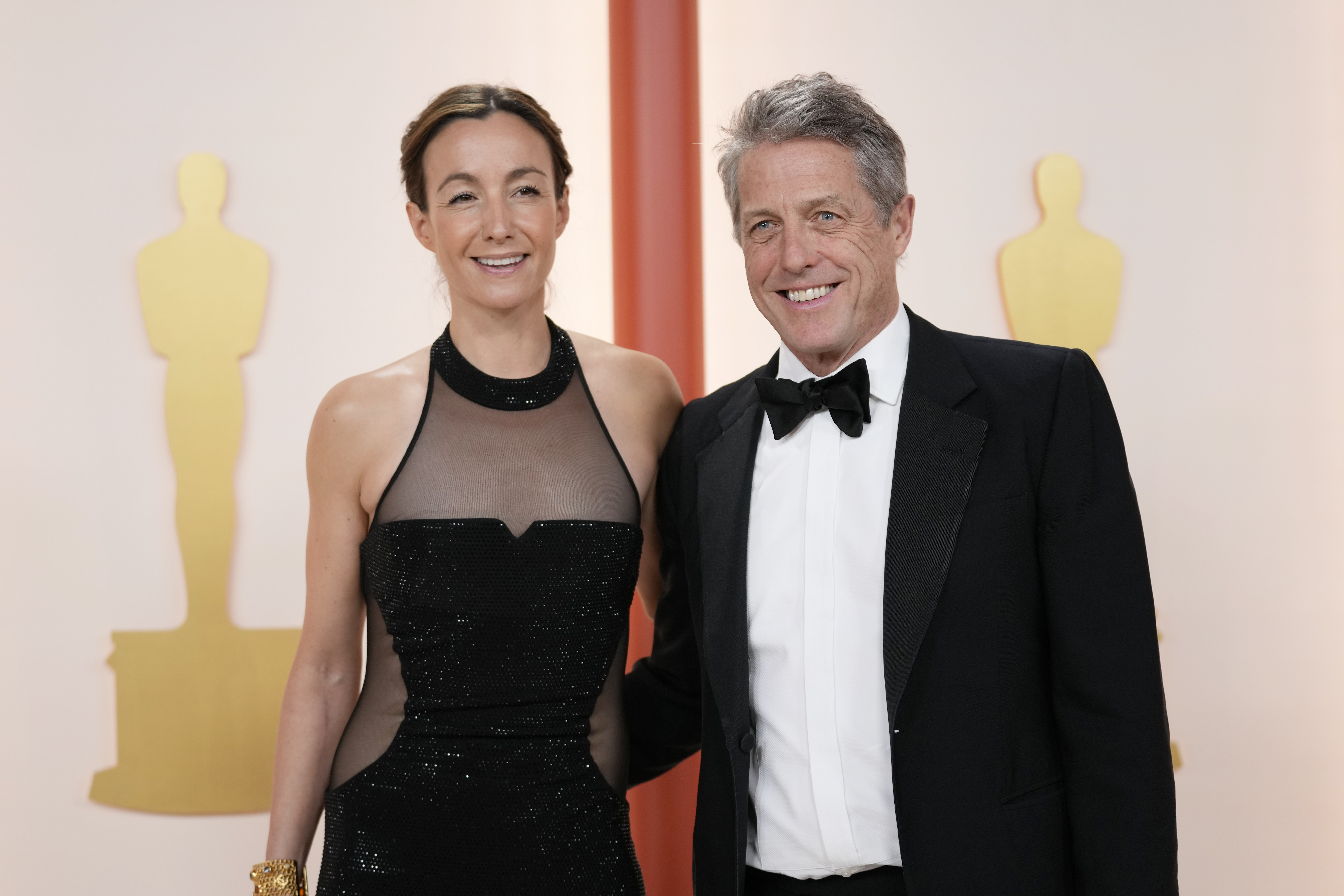 Anna Eberstein,  y Hugh Grant en los premior Oscars del 2023 en el Dolby Theatre en Los Angeles. (AP Photo/Ashley Landis)
