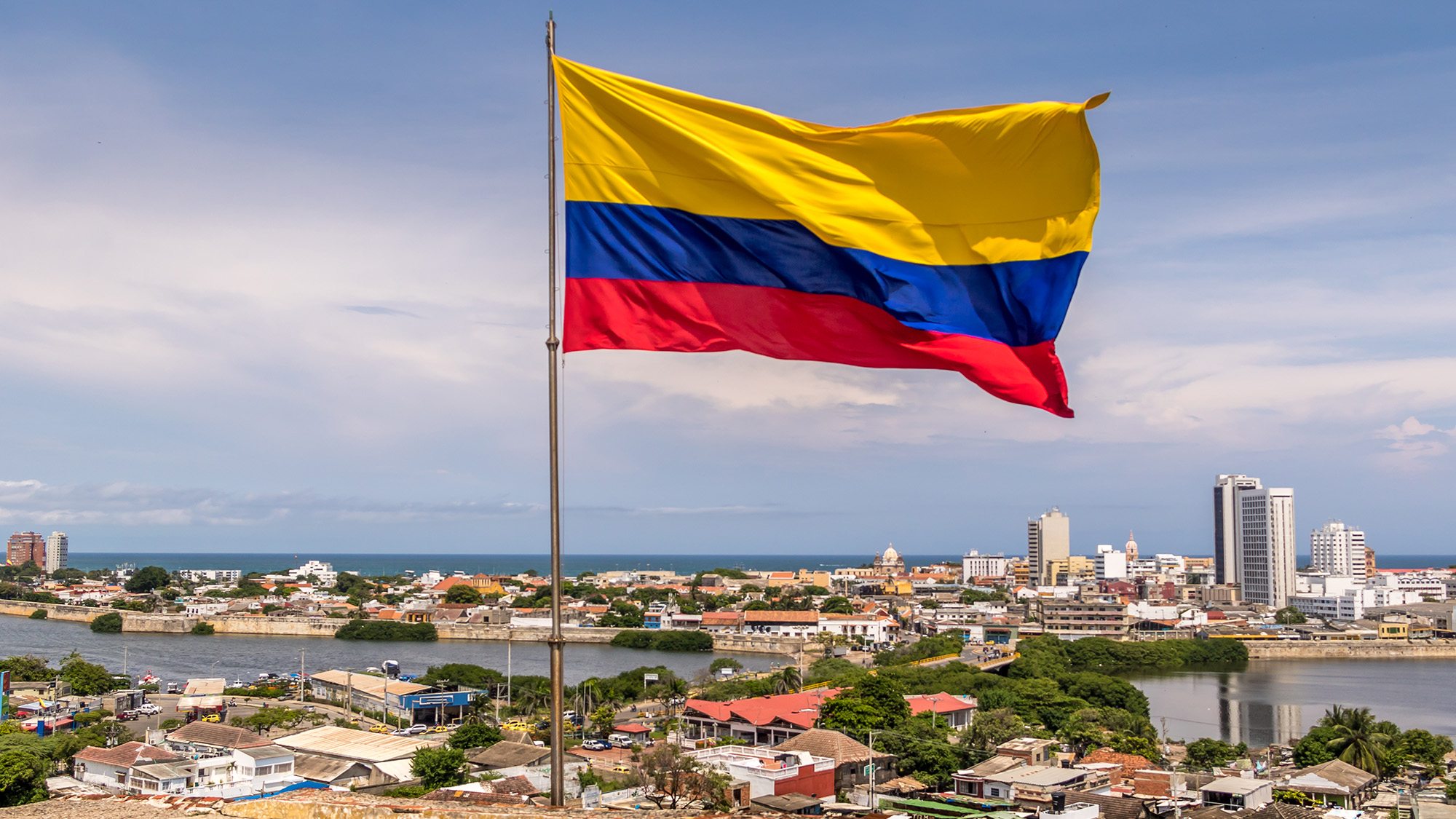 Bandera colombiana sobre la ciudad de Cartagena de Indias, Colombia