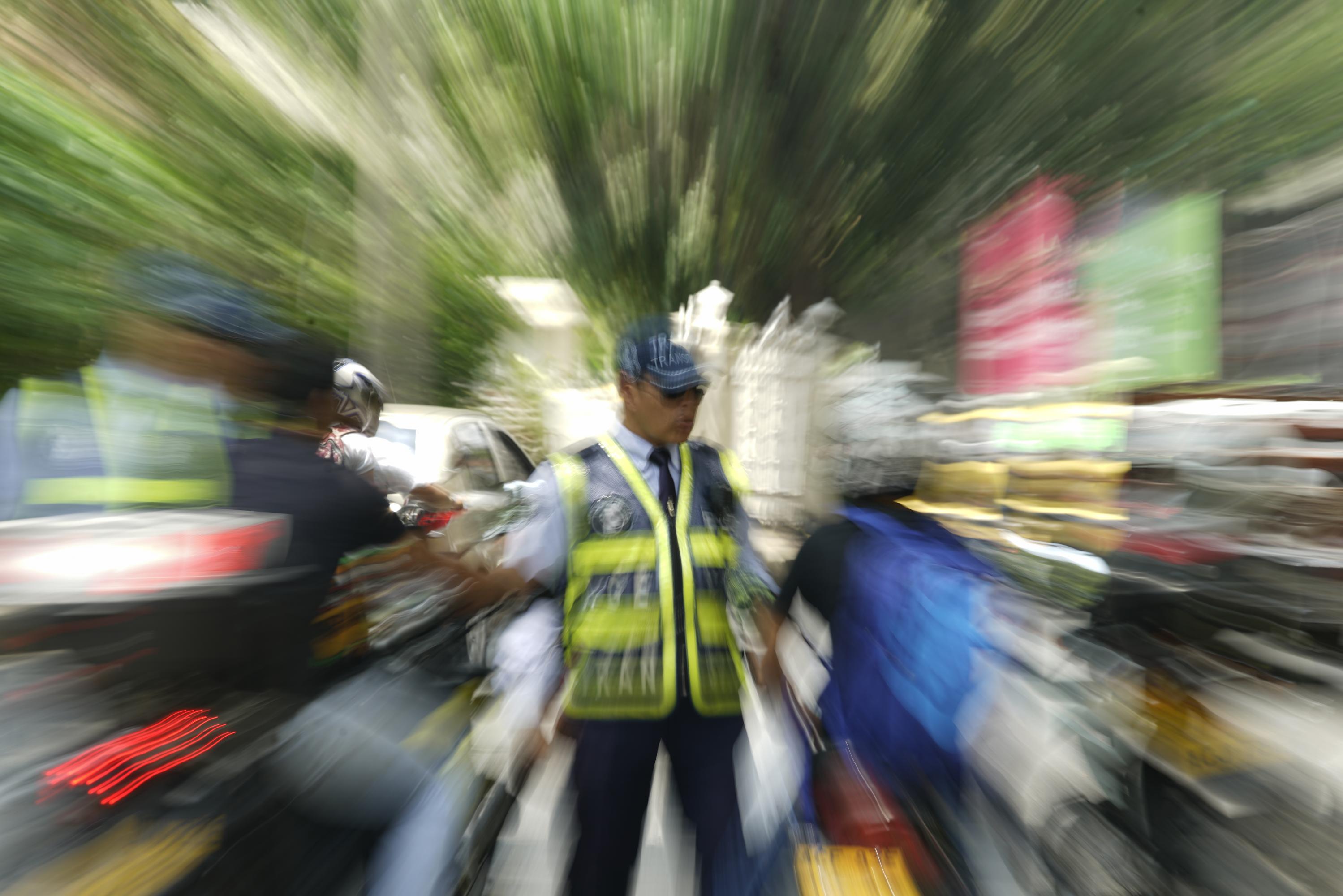 Guardas de transito, se toman las calles de Cali durante operativos para el Halloween.
Foto: Jorge Orozco / El País