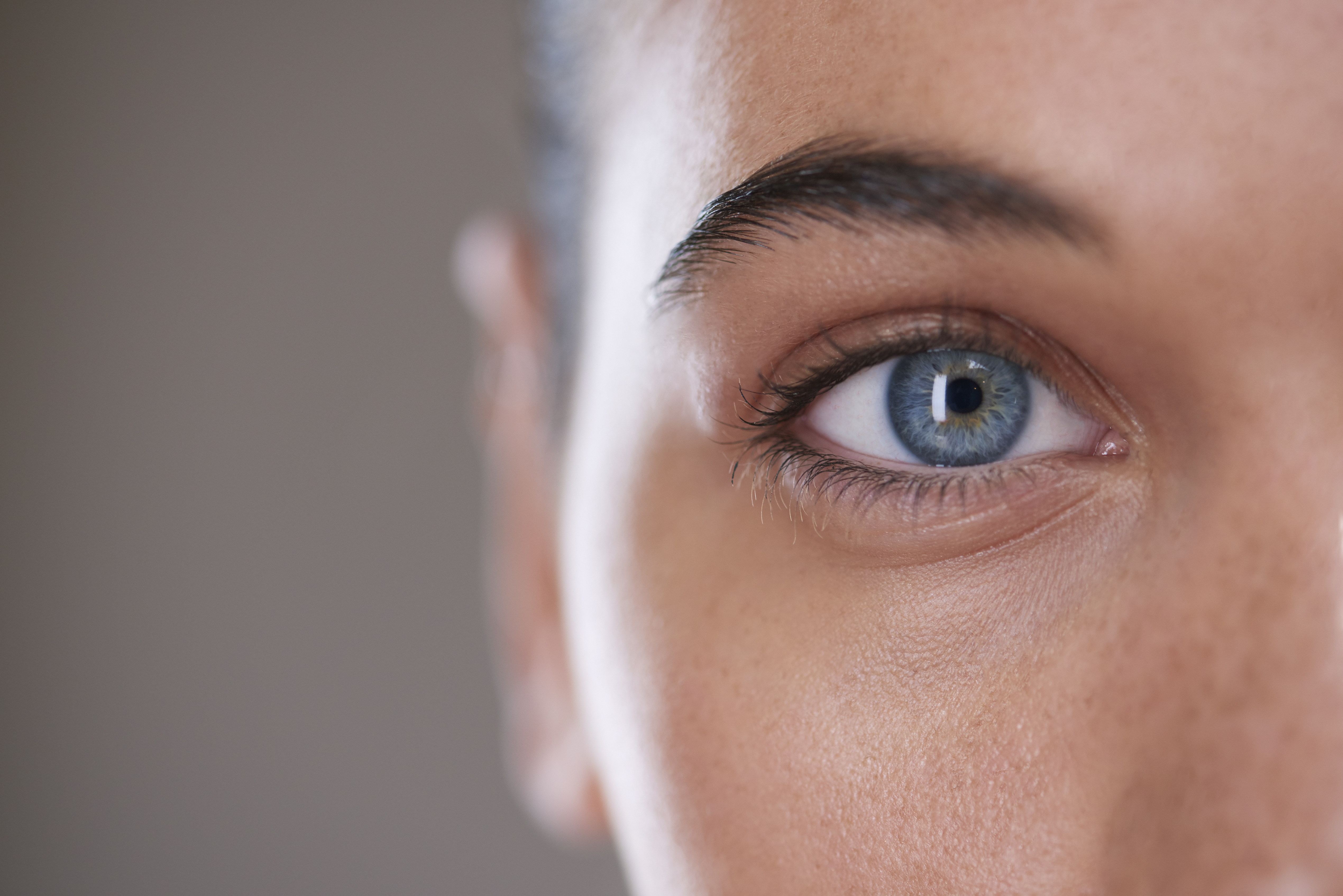 O que causa danos às lentes de contato de cor?