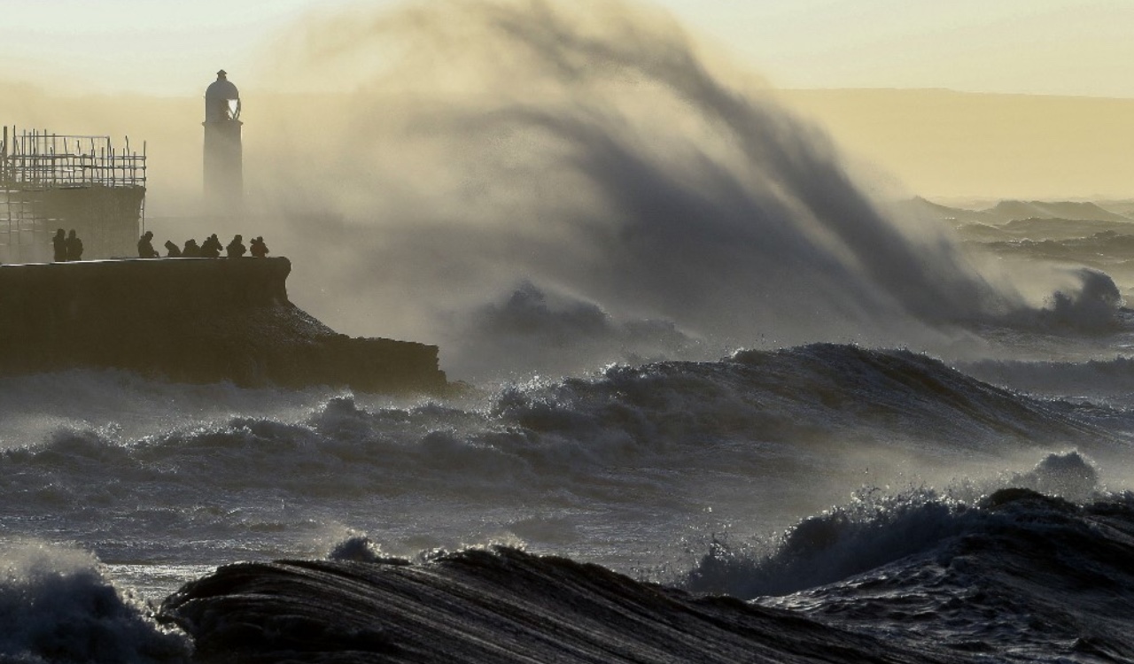 El fenómeno tropical está paralizando el tráfico aéreo y ya deja seis muertos