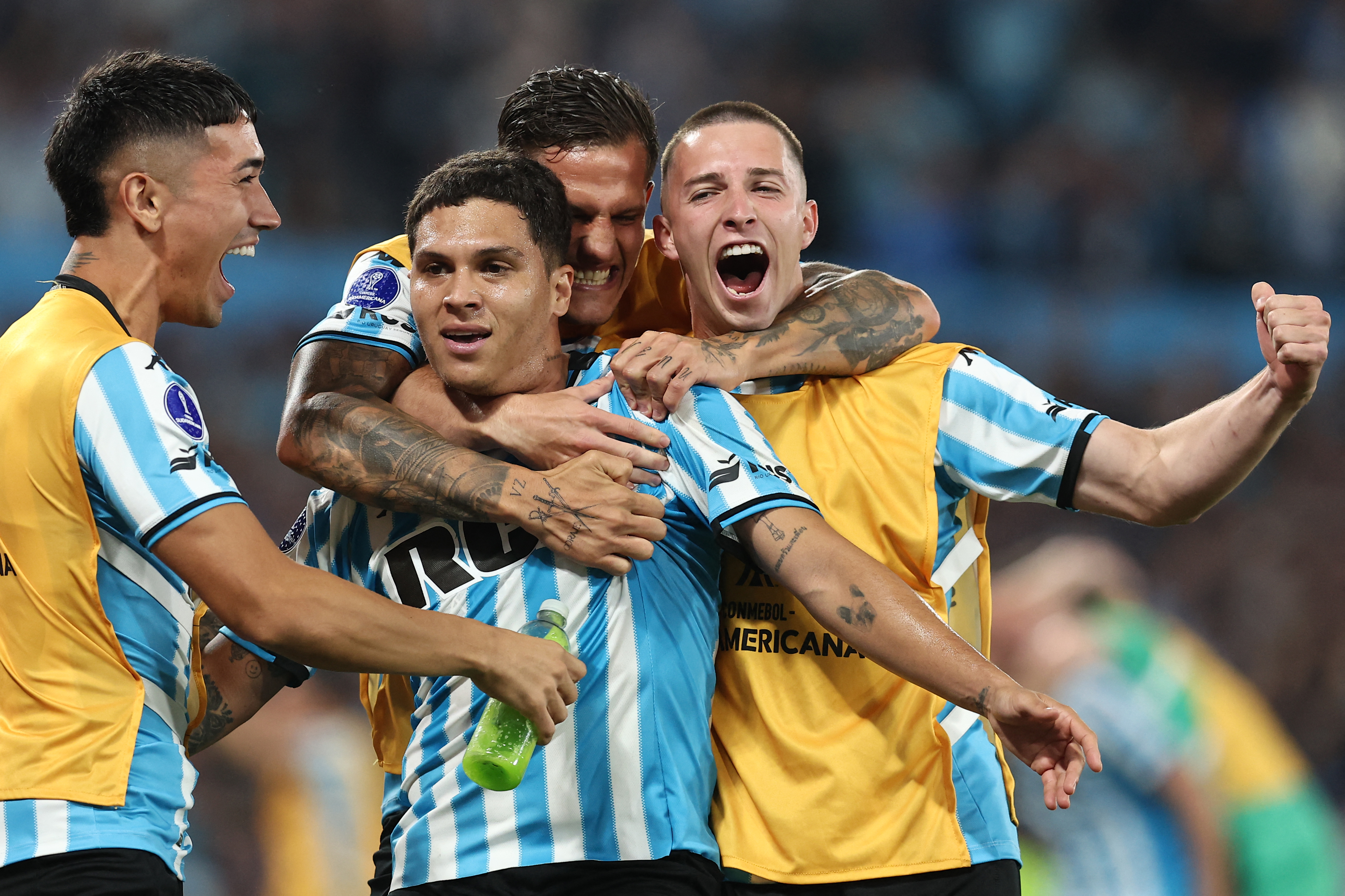 El colombiano Juan Fernando Quintero, celebra con sus compañeros la victoria de Racing sobre Corinthians, en la Copa Sudamericana.  (Foto  ALEJANDRO PAGNI / AFP)