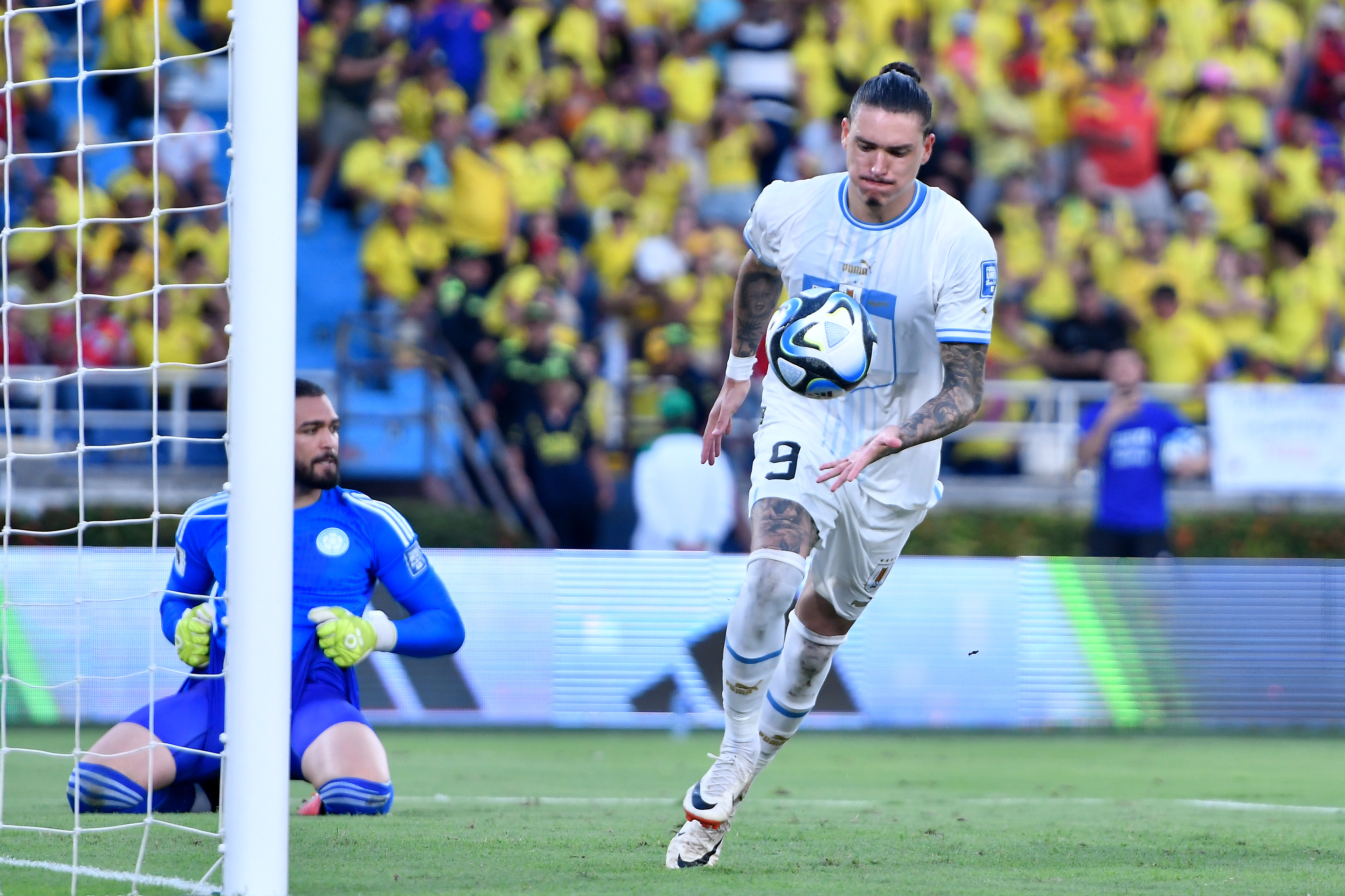 Un espectáculo del fútbol»: en Uruguay se rindieron ante Millonarios en  pleno partido en vivo