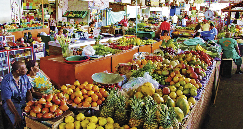Si bien los precios de los alimentos han tenido fuertes correcciones, las variaciones en las cosechas afectaron comestibles como el tomate y la mora, hoy con la mayor inflación de la canasta familiar. Los impuestos saludables también encarecieron varios productos.