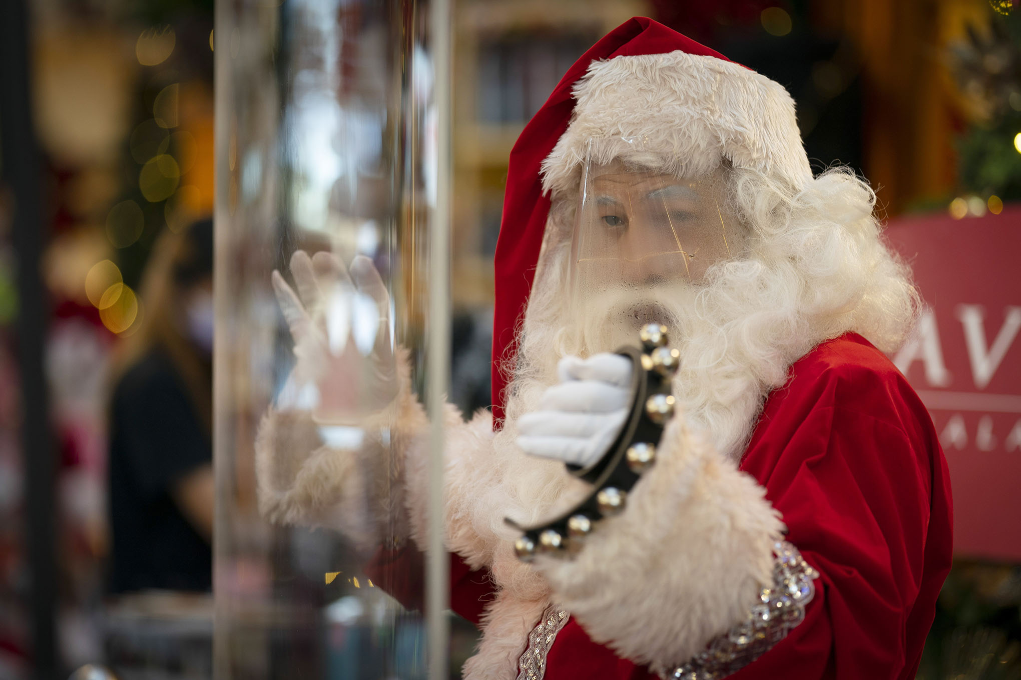 Se ven gotas de sudor en el protector facial de un hombre vestido con un traje de Santa Claus, en medio de las preocupaciones por la propagación del coronavirus COVID-19, en un centro comercial con adornos navideños en Kuala Lumpur, Malasia. Foto: AP / Vincent Thian.