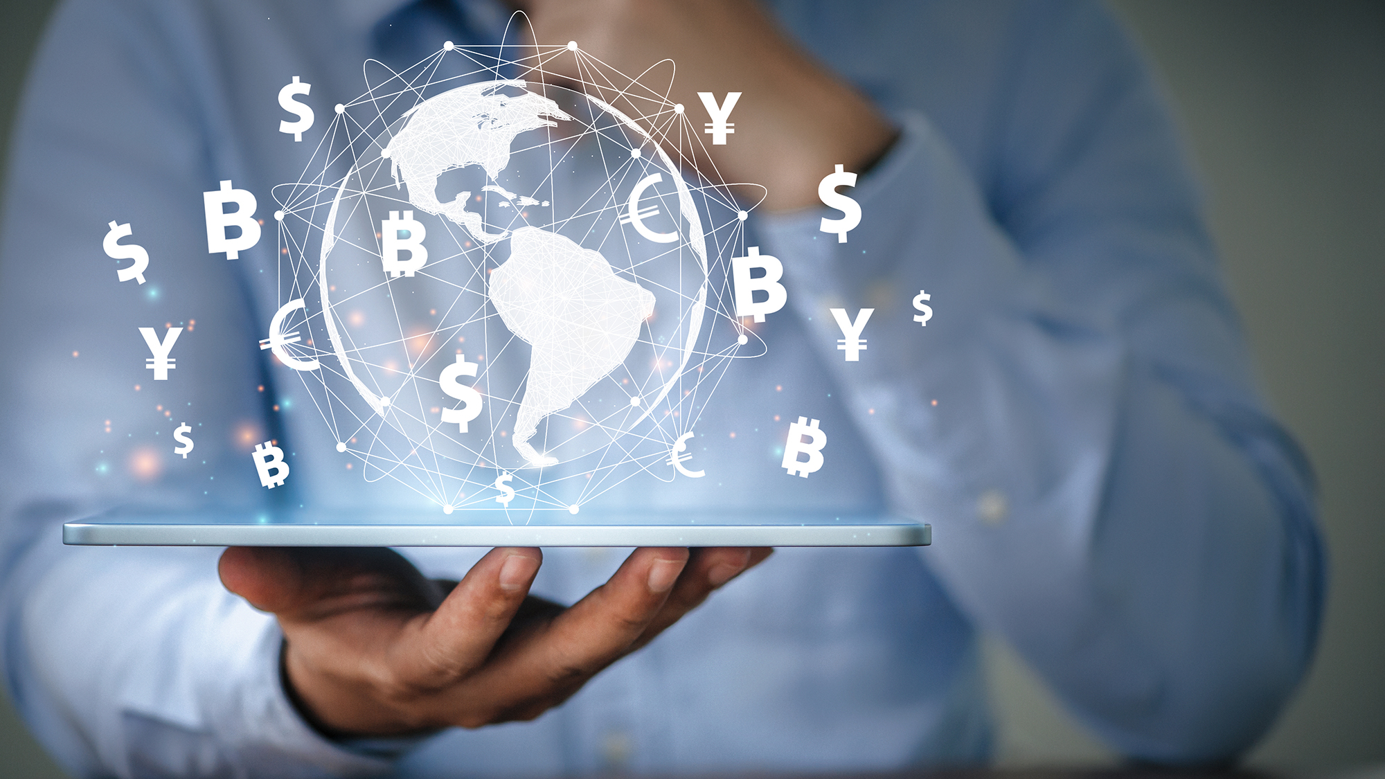 Businessman usa una tableta para analizar la moneda global. Bolsa de valores y transferencia de dinero en tecnología financiera fintech de pantalla virtual, pago por Internet, cambio de moneda, concepto de banca digital.